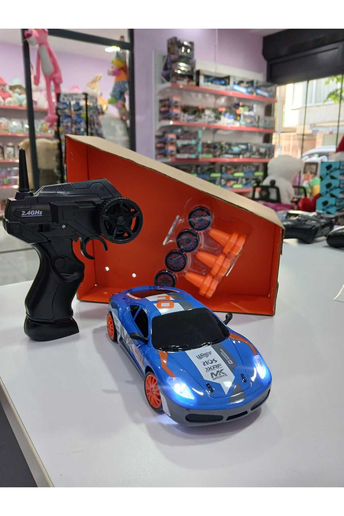 Boratila Toys 18 Cm 2.4 Ghz Özel Uzaktan Kumandalı Dubalı Yedek Tekerlekli Drift Atan Şarjlı 15 Km Hızlı Araba