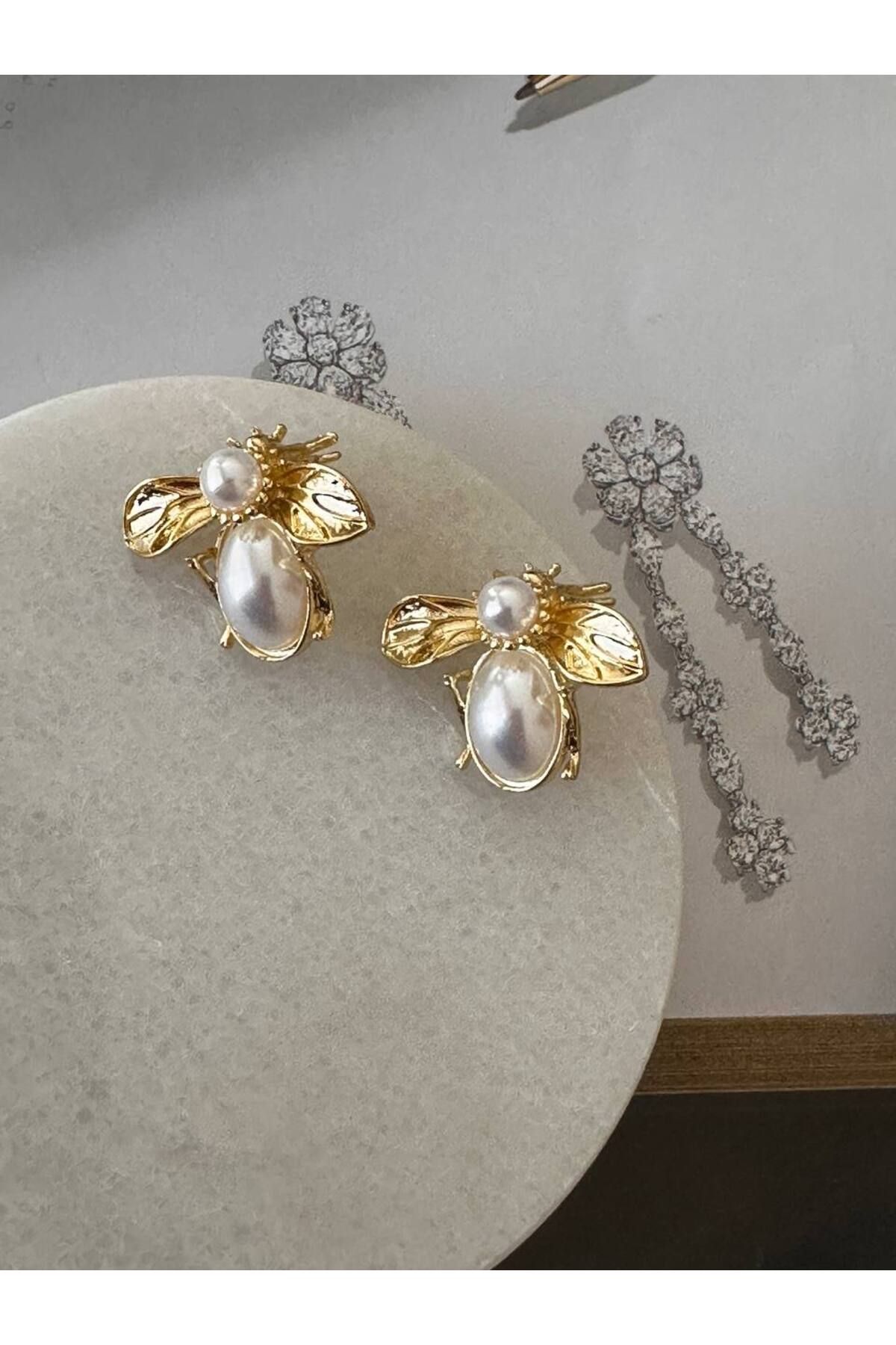 Esmeray Aksesuar Gold Renk Cam İnci Detaylı Rodyum Kaplama Arı Figürlü Küpe En Boy 2,5 cm.