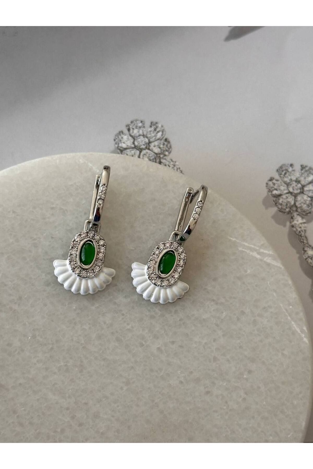 Esmeray Aksesuar Gümüş Renk Zirkon Yeşil ve Beyaz Taşlı Rodyum Kaplama Özel Seri Sallantılı Oval Halka Küpe Uzn 2,5cm