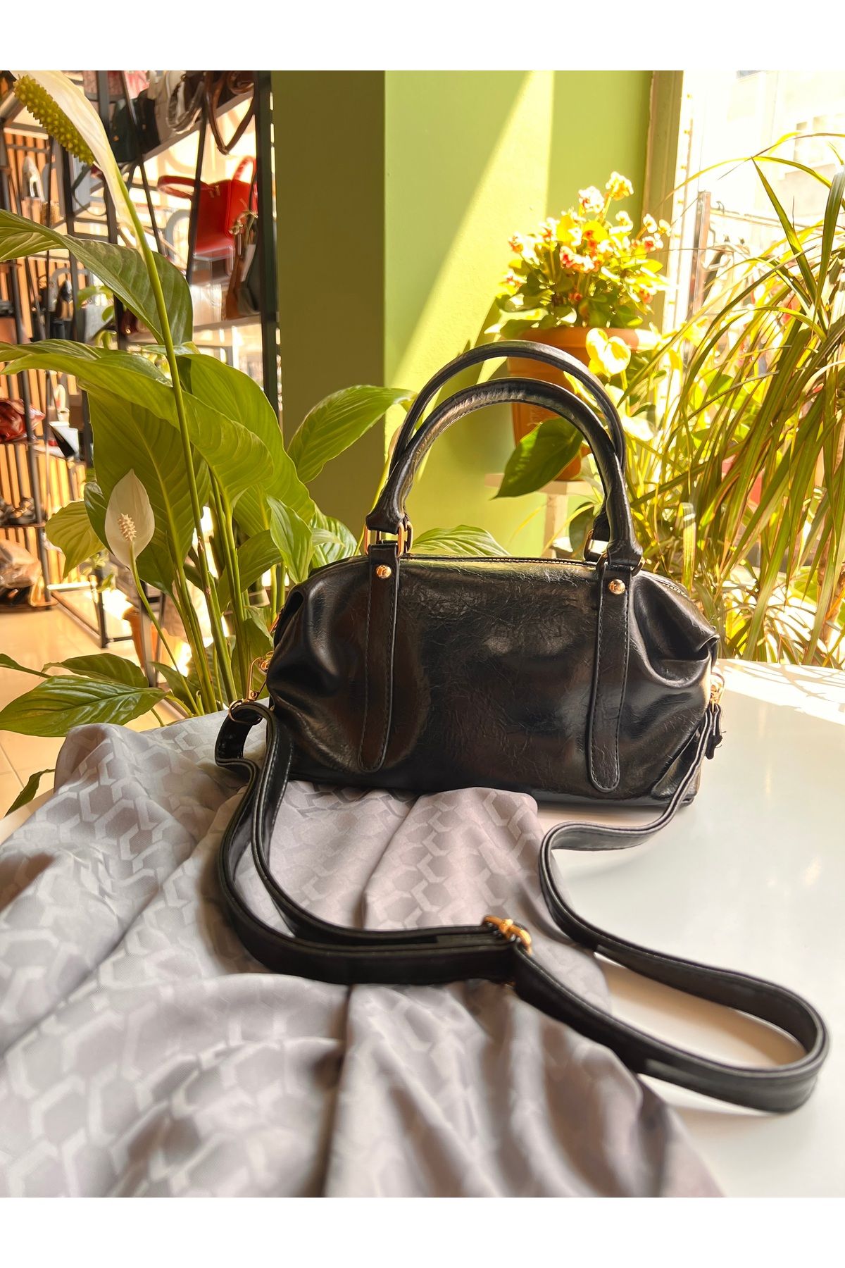 Butik Kadın Tasarım Kırık Parlak Deri Astarlı,Fermuar Kapama El Ve Omuz Çantası