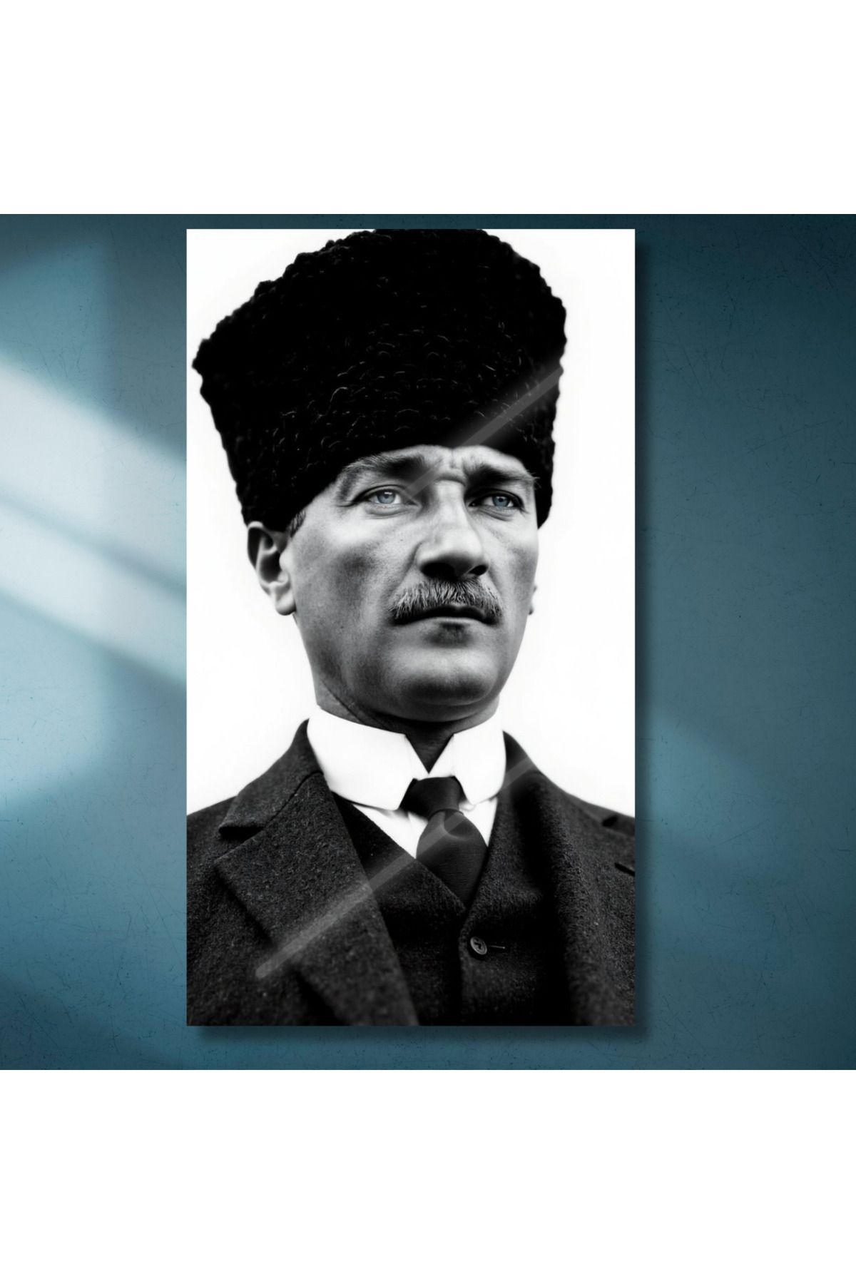 aya decoration Mustafa Kemal Atatürk Portresi Çerçevesiz HD Cam Tablo – Cumhuriyetin Işığını Duvarlarınıza Taşıyın