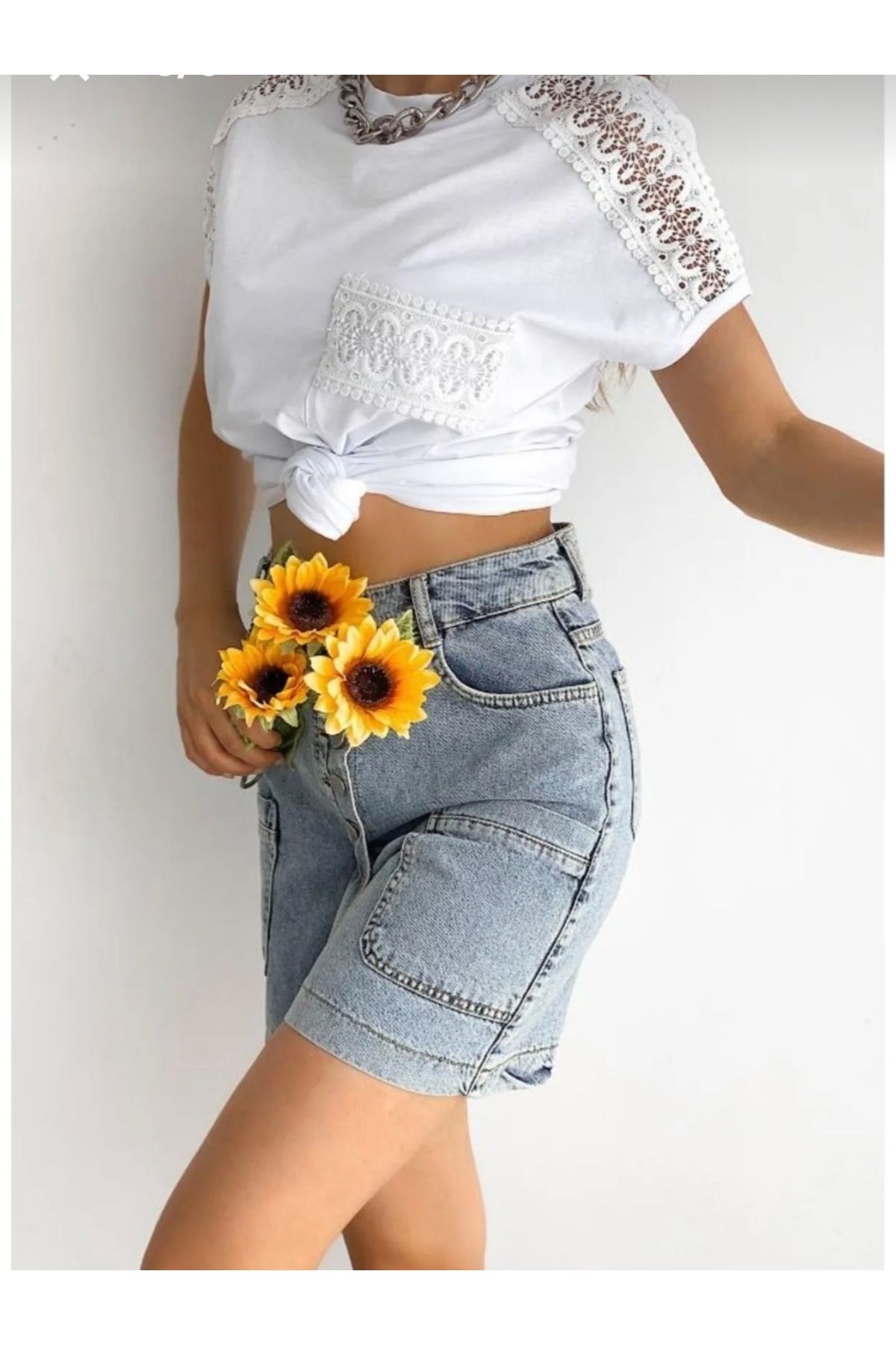 MODA Yaka ve cep dantel detaylı beyaz T-shirt