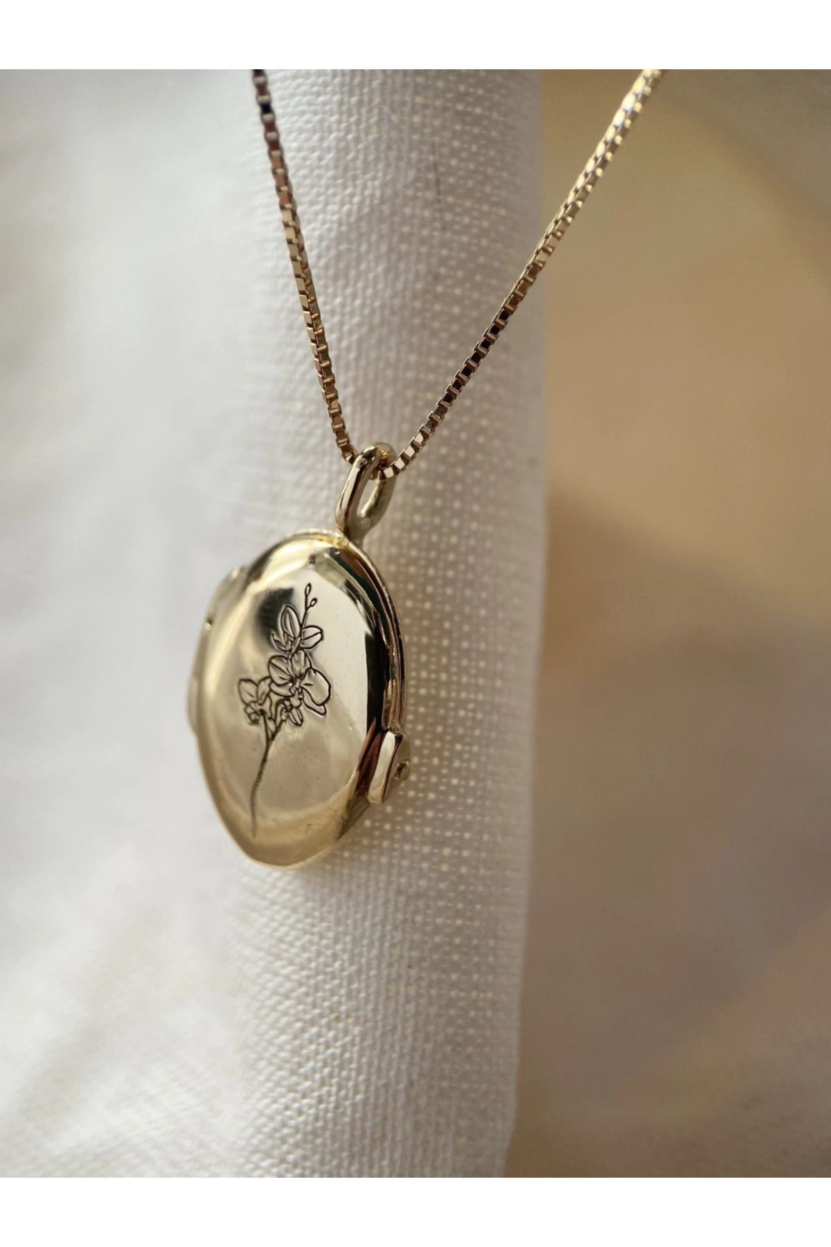 VESTA JEWELRY 925 Ayar Gümüş Kadın Çiçek Desenli Kapaklı Hatıra Resimli Altın Kaplamalı Kolye