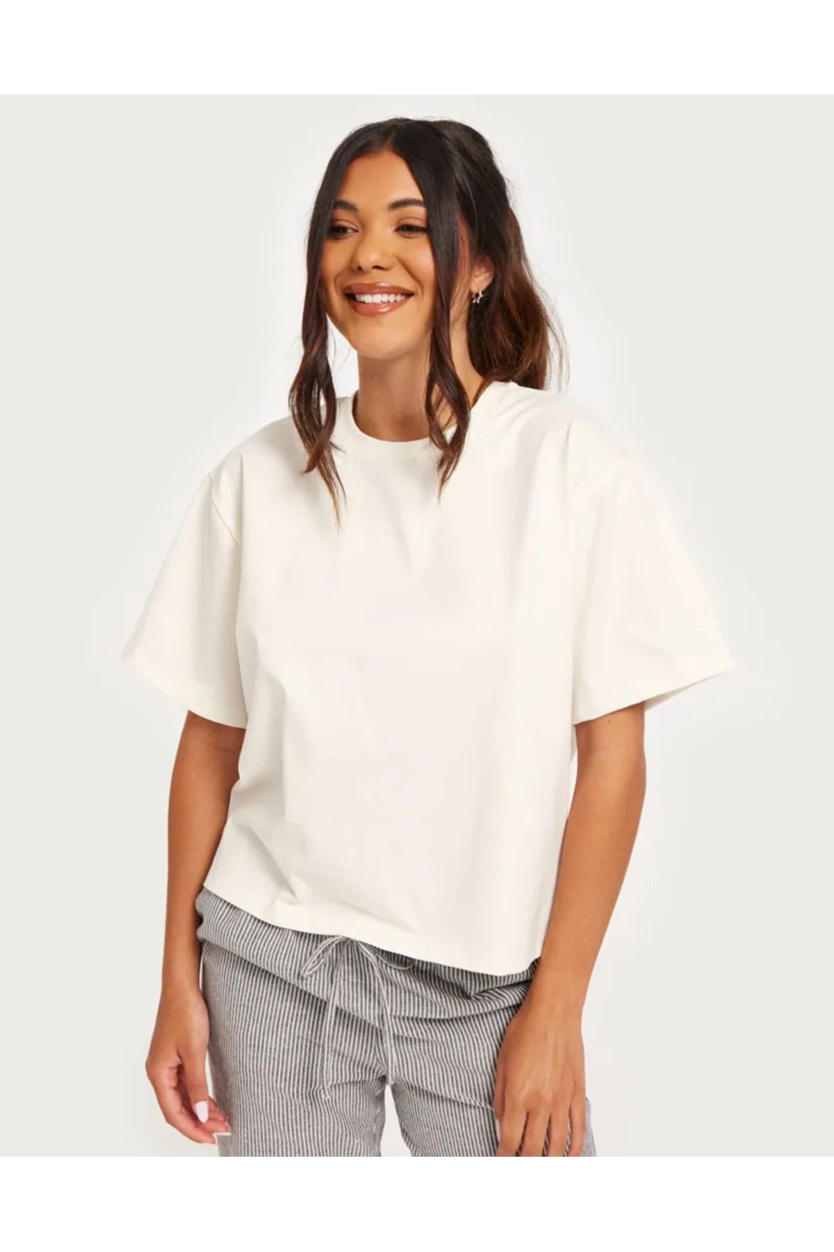 Vera Tekstil “Kadın Beyaz Oversize Basic Kısa Kollu Pamuk Tişört”