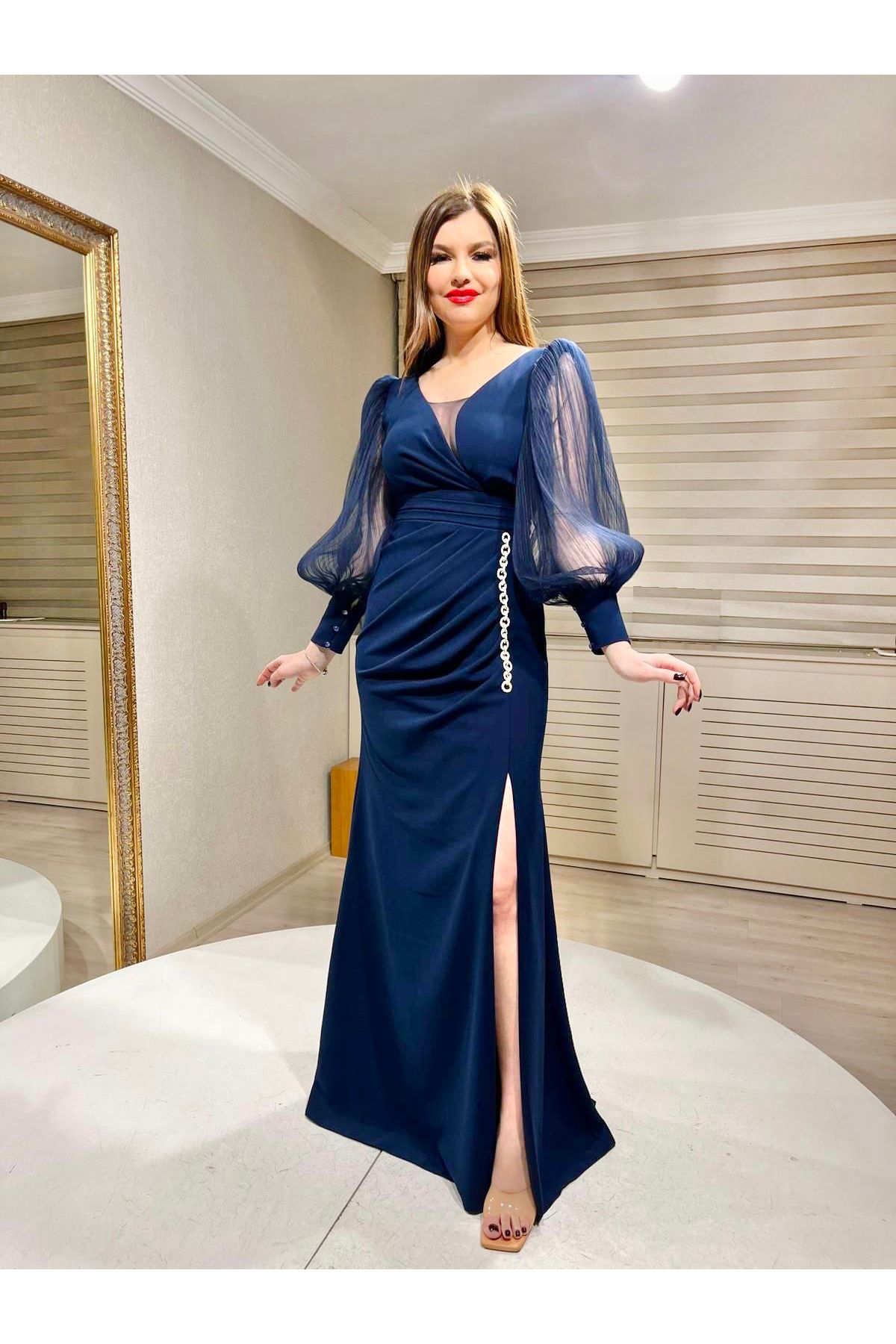 adelia Moda Krep Kumaş Şifon Balon Kol Aksesuar İşlemeli Yırtmaçlı Abiye Elbise