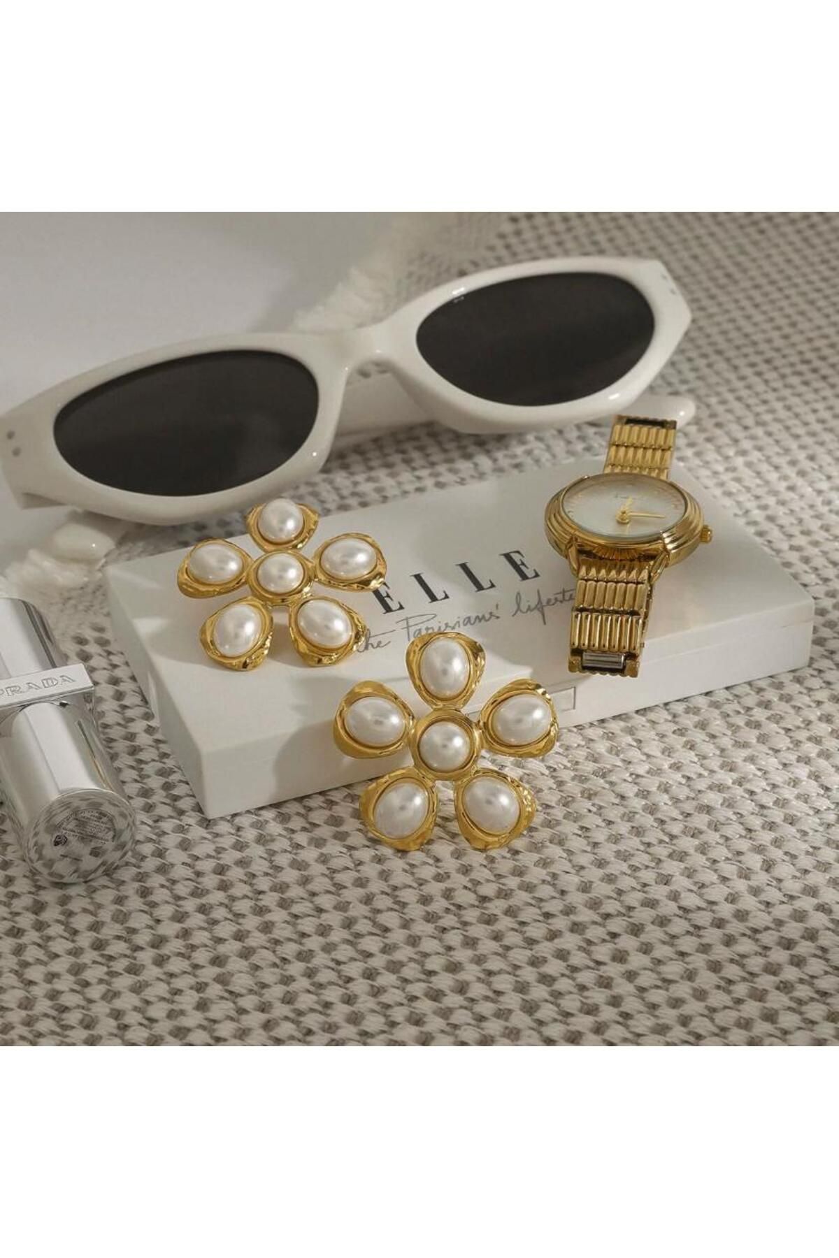 KÜBRA UYAN JEWELRY ÇELİK KÜPE PAPATYA ÇİÇEK DESENLİ GOLD KÜPE İNCİ DETAYLI GOLD RENK KADIN KÜPE
