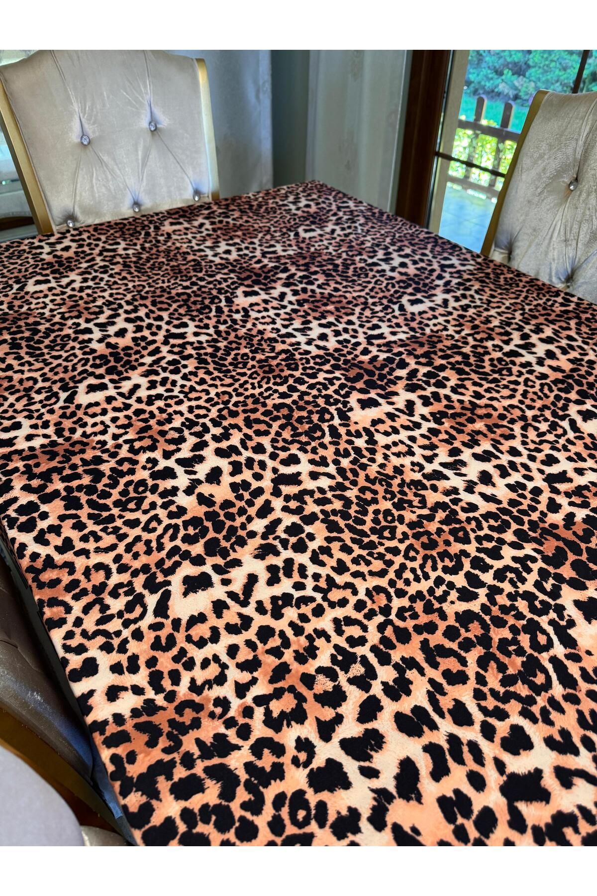 Home Saten Görünümlü Digital Baskılı Leopar Desenli Polyester Kare Masa Örtüsü 140x140