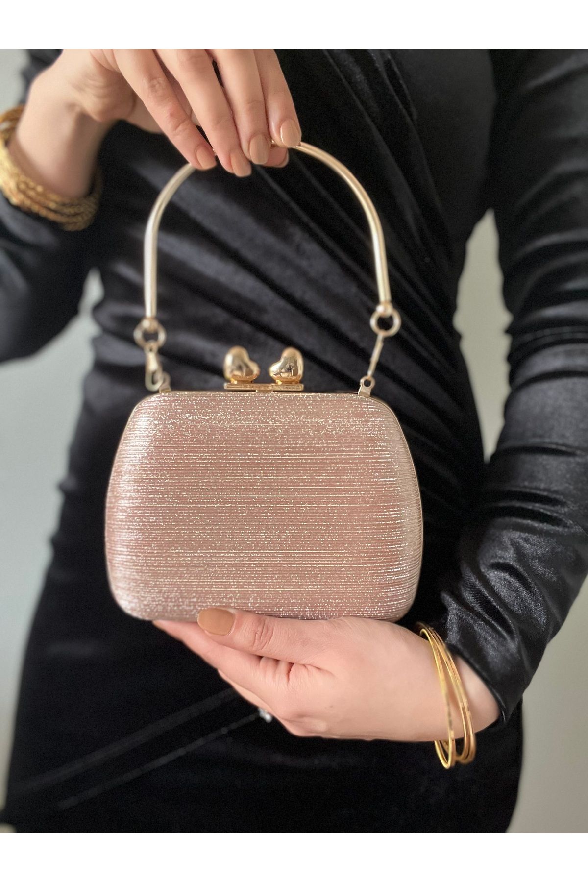 Baykuş Boutique Kadın Çizgili Simli Kalp Detaylı Elde Tutma ve Omuz Askılı Abiye Çanta