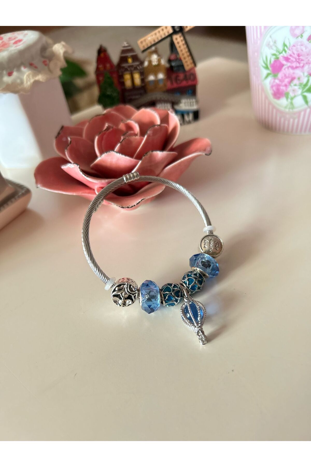 Cheecky Chic Çoklu Mavi Boncuklu ve Büyük Sallantılı Boncuk Charm Bileklik – Ayarlanabilir, Göz Alıcı Tasarım
