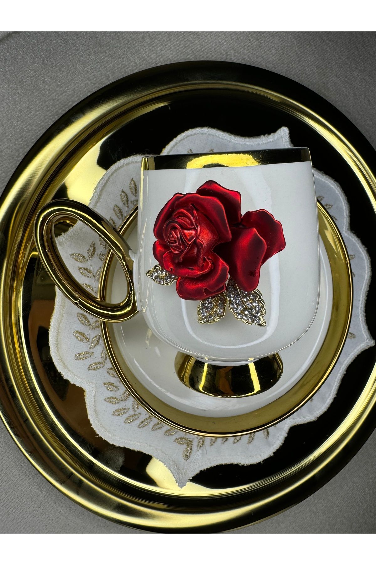 EŞİYOK Kristal Taşlı Özel Tasarım Kırmızı Gül Dekorlu Gold Detaylı Kahve Fincanı