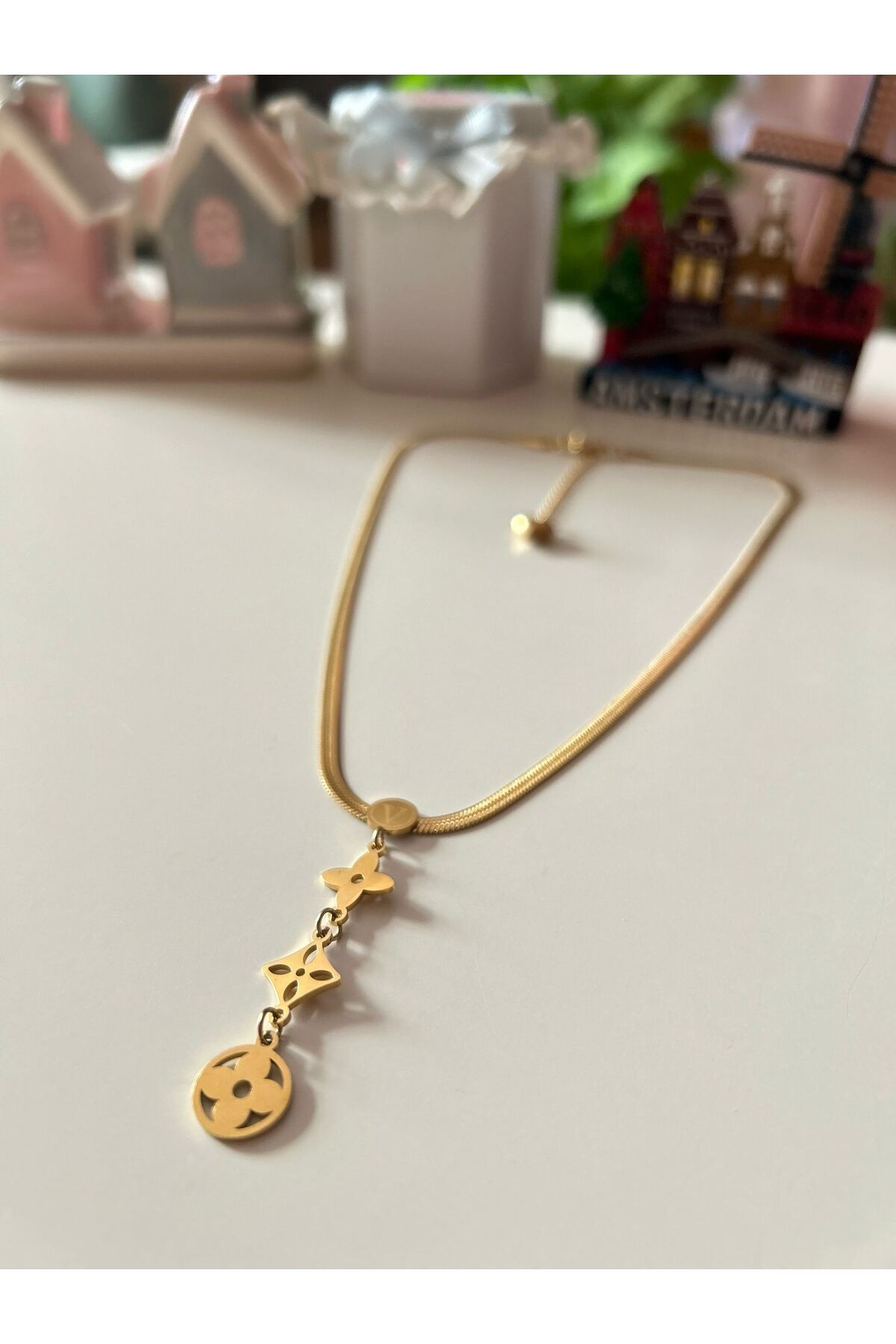 Cheecky Chic Gold Renk Minimal Figürlü Yılan Zincir Kolye | Geometrik Sarkaç Detaylı Lüks Tasarım