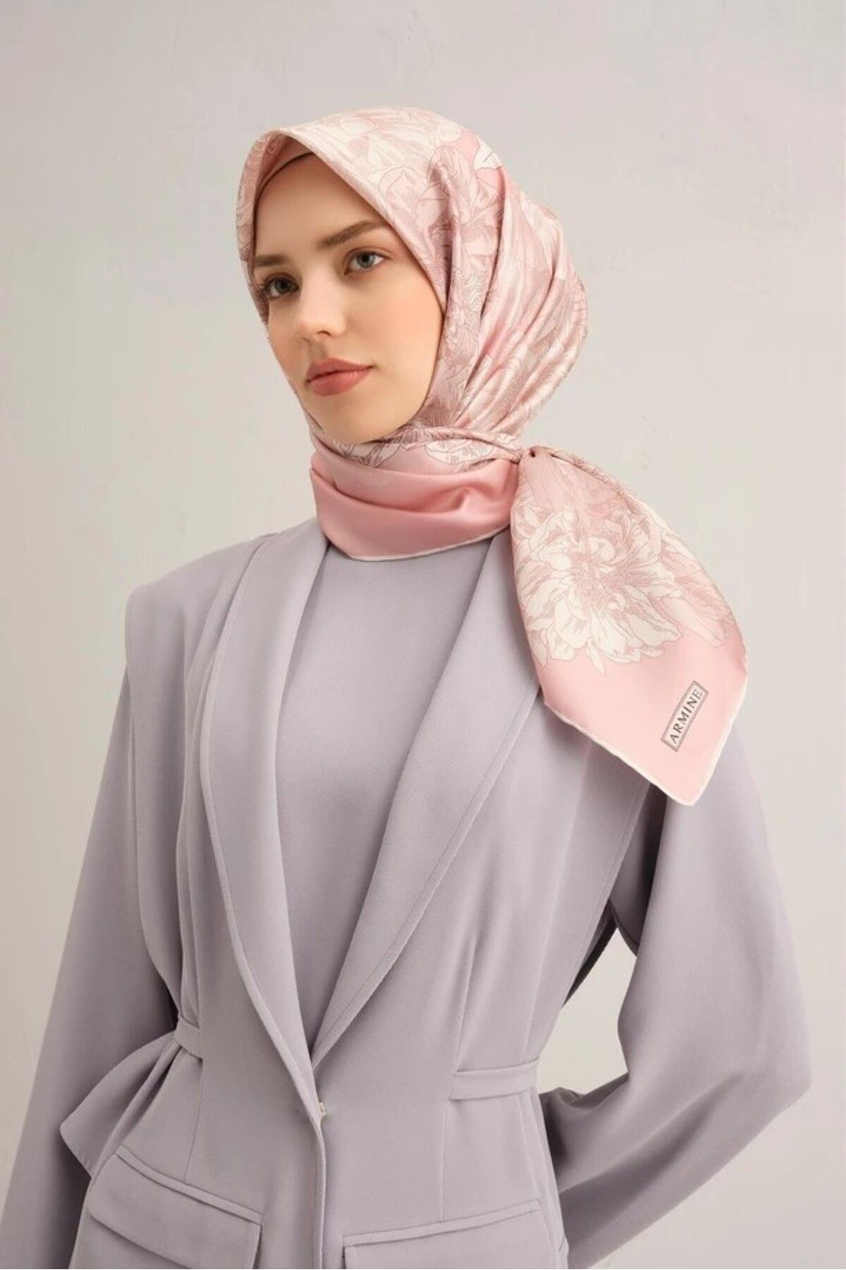 Armine Pudra Çiçek Desenli Sura İpek Eşarp