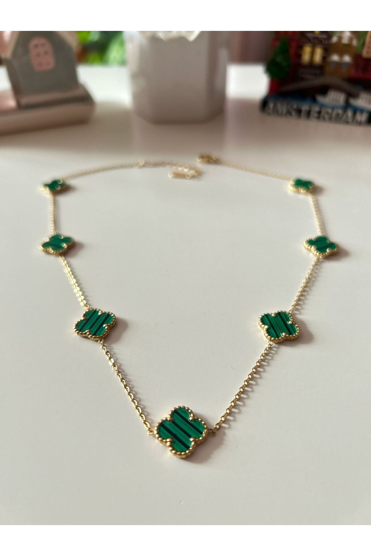 Cheecky Chic Altın Zincir ve Yeşil Van Cleef Kolye – Siyah Şerit Detaylarıyla Şıklığı Yükseltin