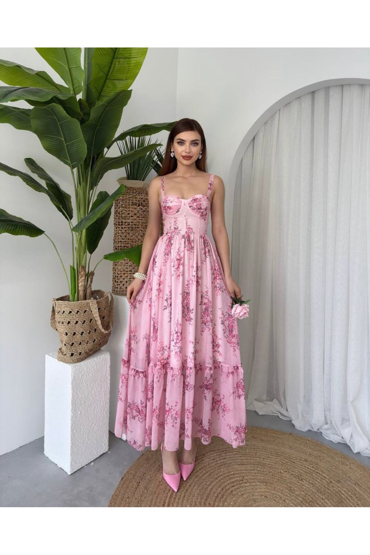 Afiş Butik Pembe Göğüs Kuplu Askılı Çiçek Desenli Uzun Elbise