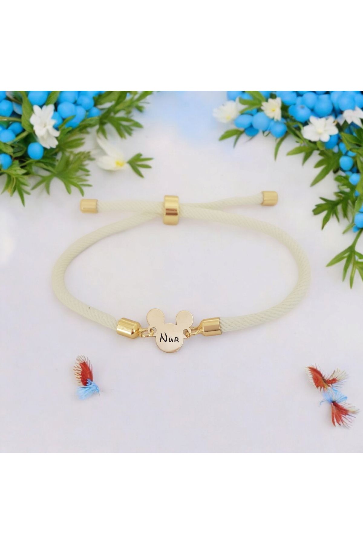 ARCHINO GOLD Mickey Mouse Motifli 14 Ayar Altın Plakalı İpek Örgülü Nur İsmine Özel Bileklik-430isim-beyaz