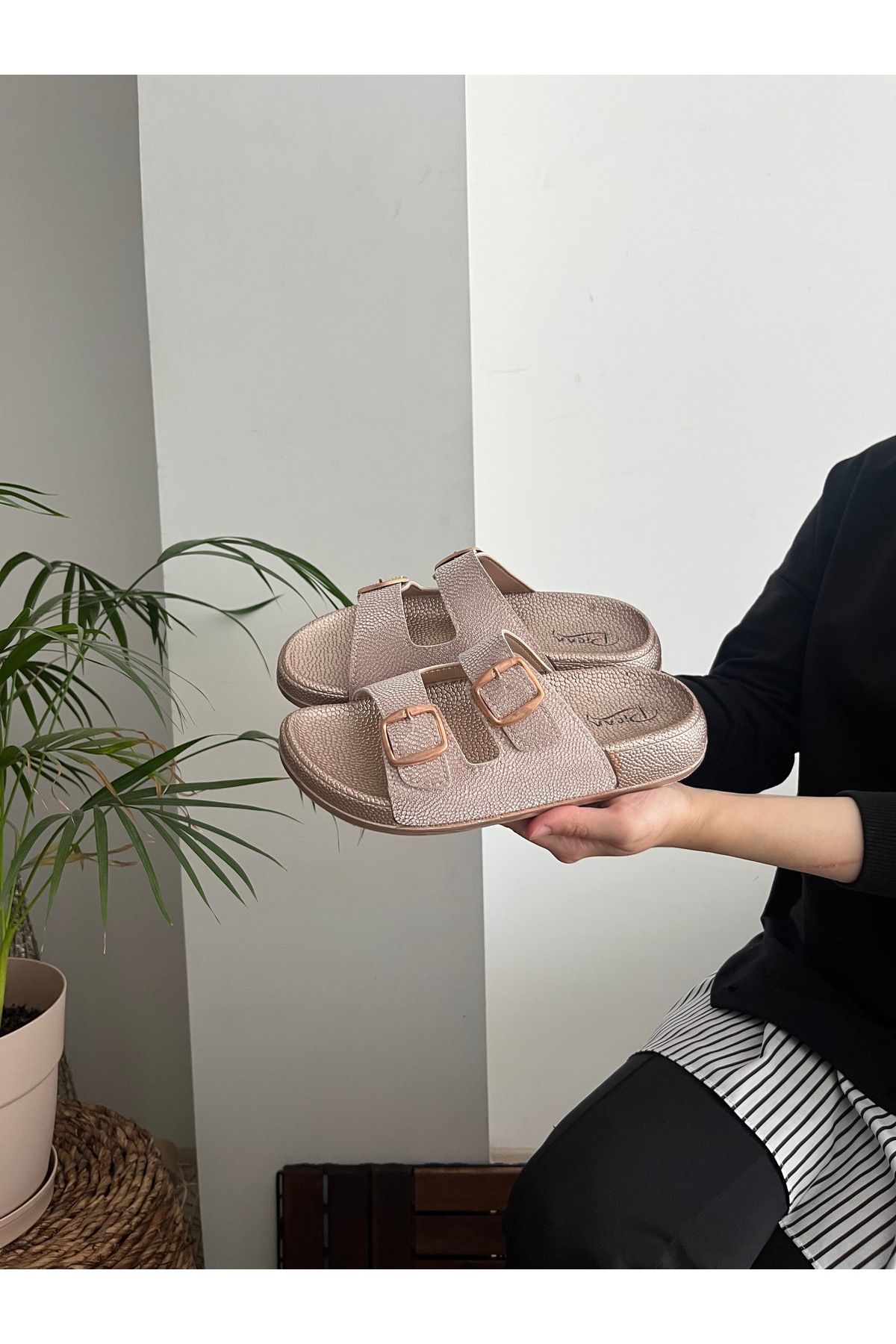 Behtah Kundura Simli Taşlı Ortopedik Yumuşak Tabanlı Konfor Modeli Terlik Çift Tokalı BRK Günlük Rahat Terlik
