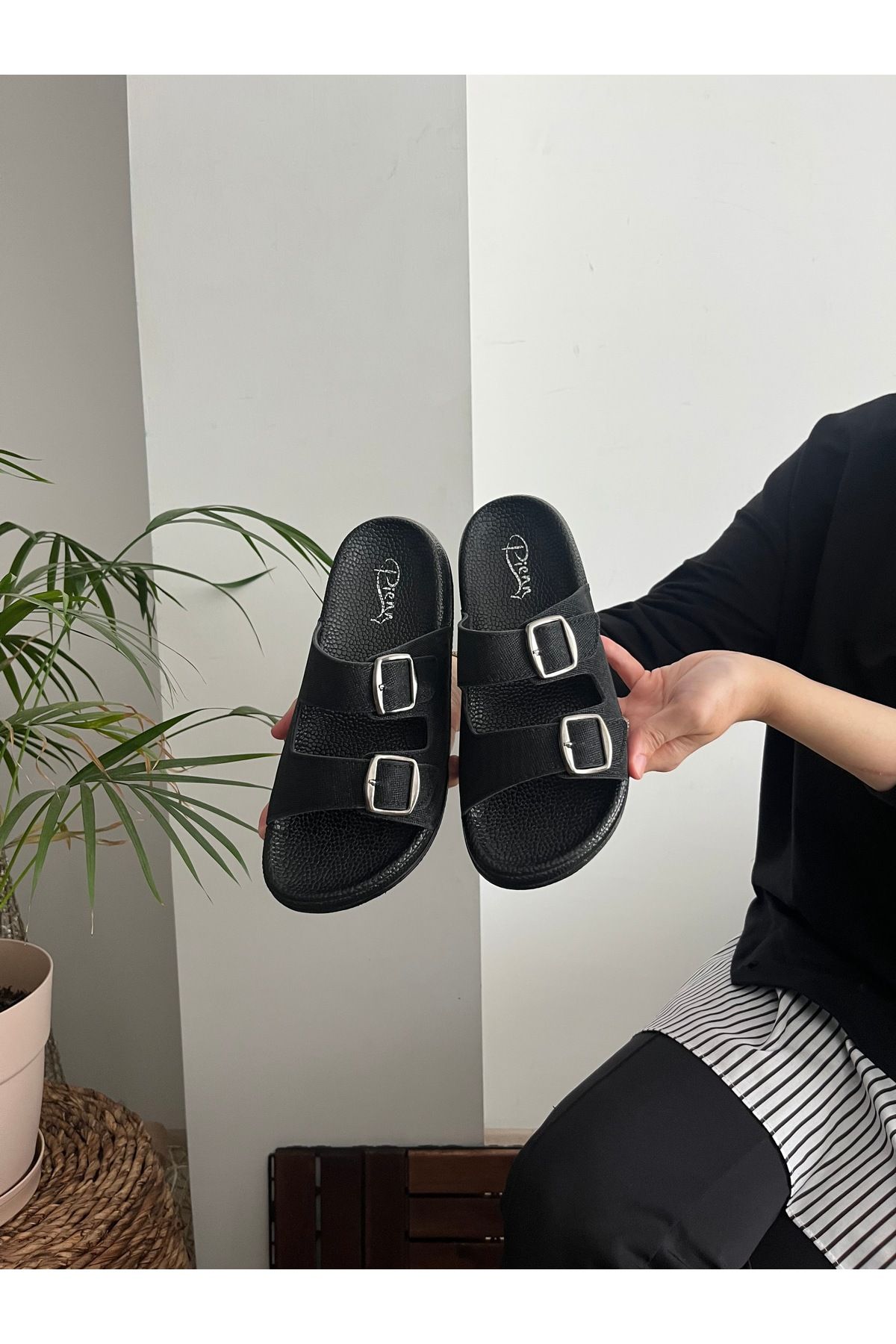 Behtah Kundura Simli Taşlı Ortopedik Yumuşak Tabanlı Konfor Modeli Terlik Çift Tokalı BRK Günlük Rahat Terlik