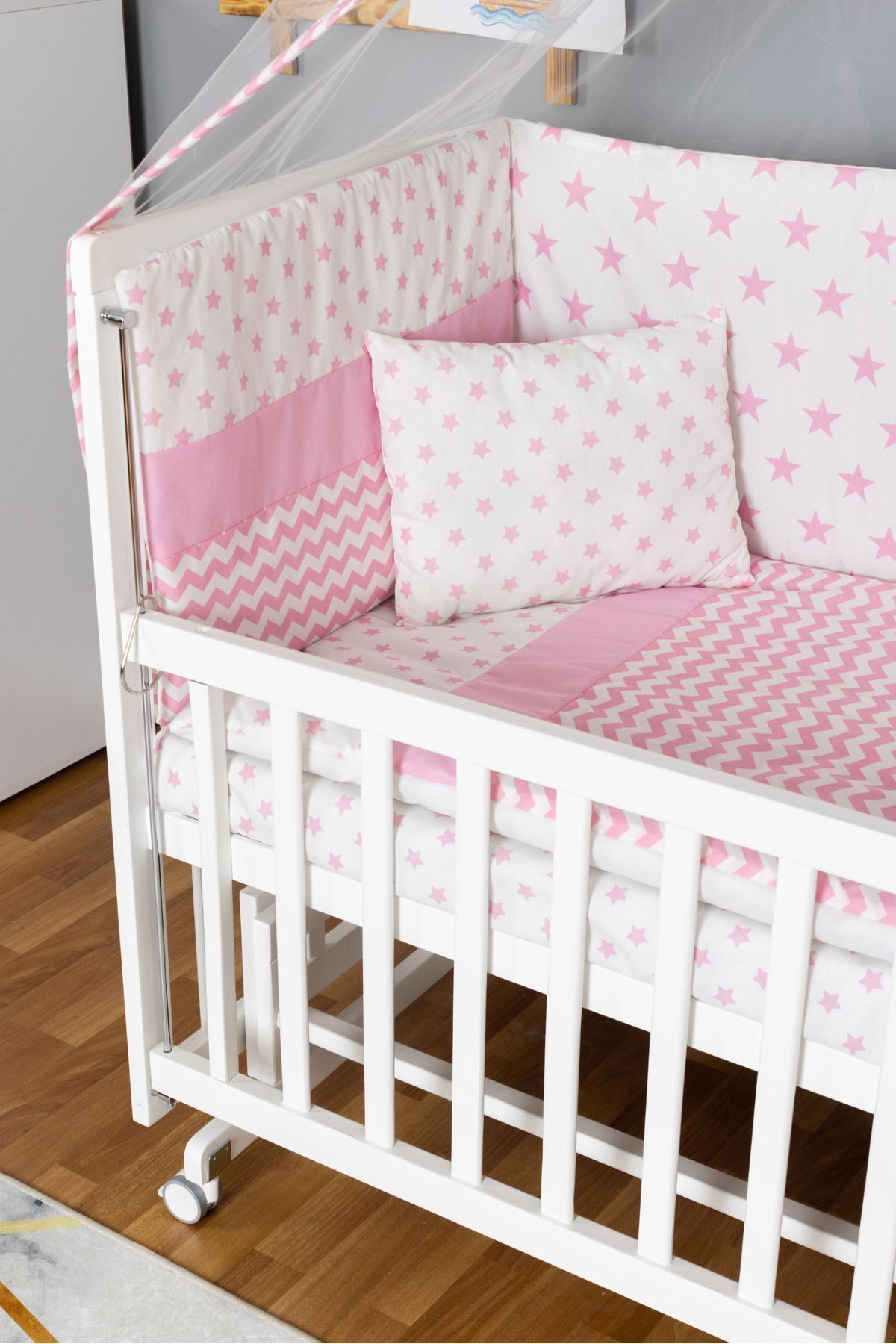Bamgidoo Ahşap Beşik Anne Yanı Beşik Beyaz 70x130 - Pembe Yıldız 1 Yastıklı Uyku Seti + Yataklı + Tekerlekli