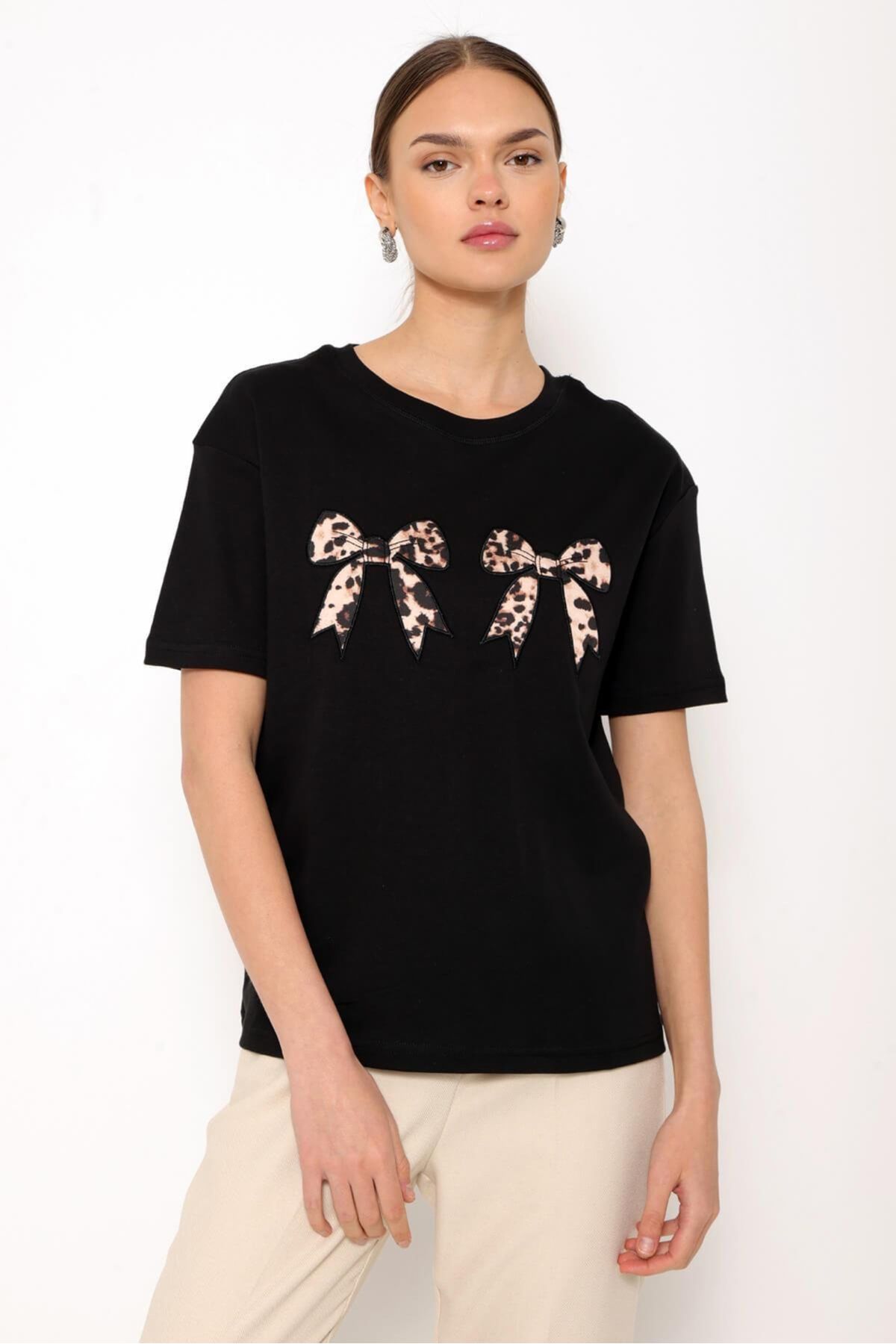 GÜLDEN KATRAN Kadın Kurdele Nakış Detaylı Siyah T-Shirt