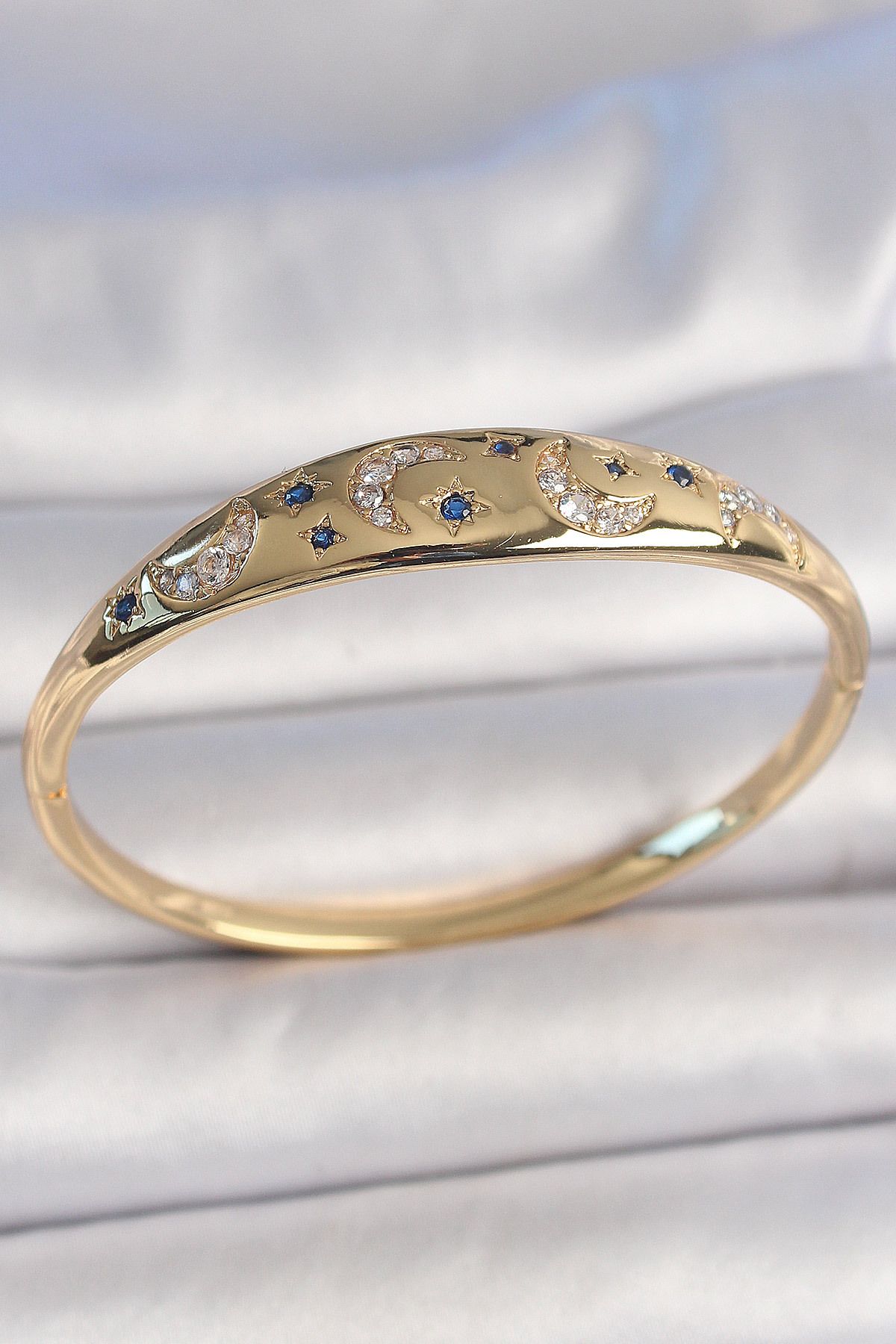 STYLE OF CARMEN Pirinç Gold Renk Zirkon Taşlı Hilal İşleme Mavi Taşlı Yıldız Detay Kadın Kelepçe
