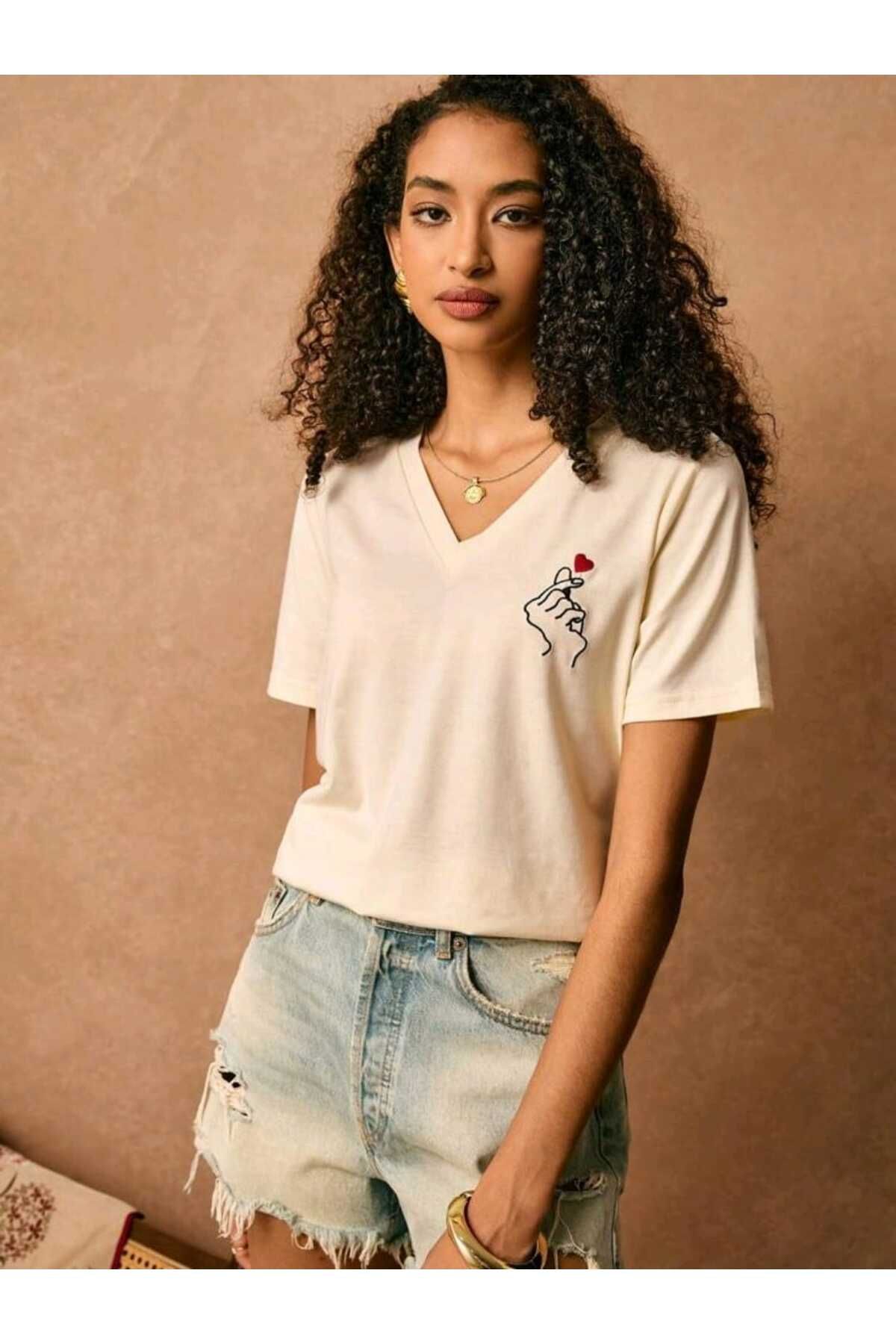 FAVORİST KORE KALP V Yaka Baskılı Pamuklu Tshirt (NORMAL KALIP)