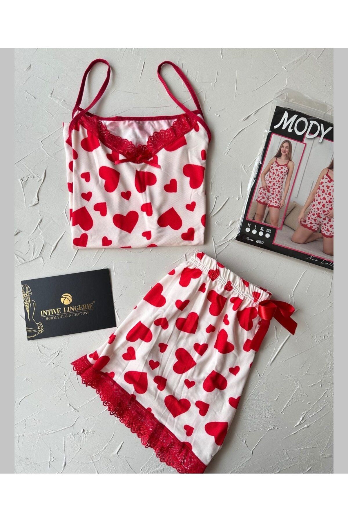 İntive Lingerie Intive Dantel Detaylı Yumuşacık Kırmızı Beyaz Kalp Desenli Askılı Bluz Şort Pijama Takımı