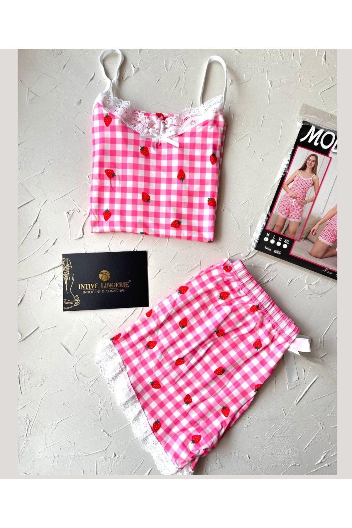İntive Lingerie Intive Dantel Detaylı Yumuşacık Pembe Çilek Desenli Askılı Bluz Şort Pijama Takımı
