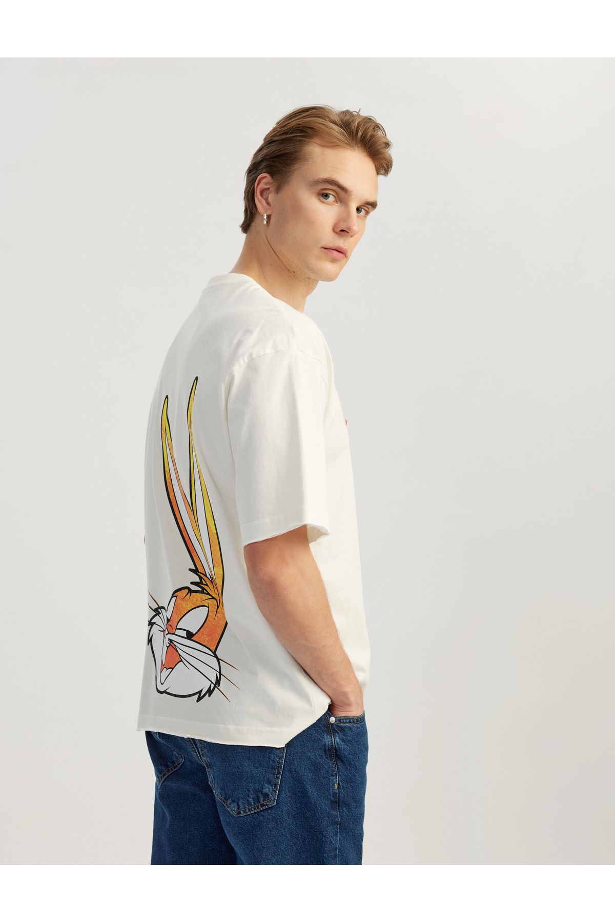 Koton Yeni Sezon Arkası Baskılı Bisiklet Yaka Kısa Kollu Pamuklu Lisanslı Bugs Bunny Tişört