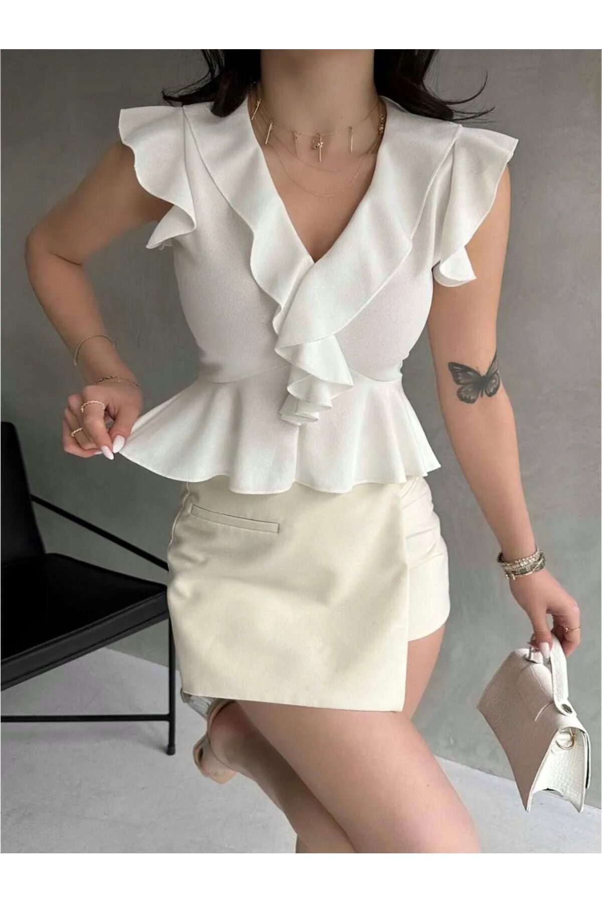Butik Yakası Ve Kolları Volanlı Crep Bluz