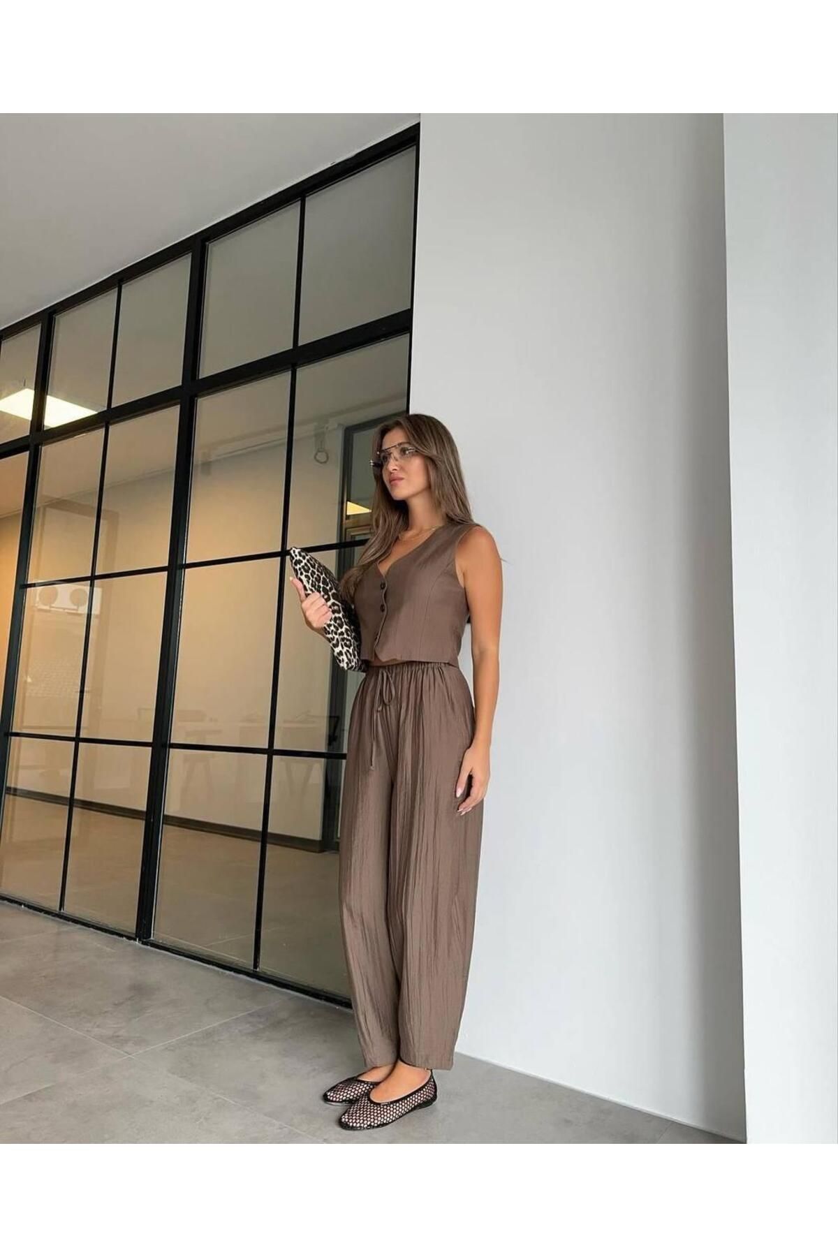 By Kübra Türkoğlu Koyu Kahve Yelekli Pantolon Takım