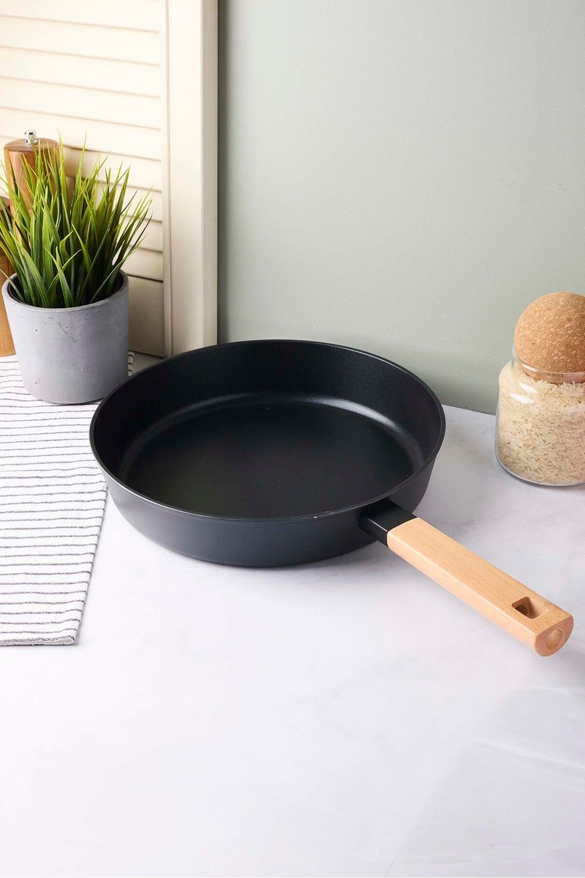 Perotti Cookwood Black Indüksiyon Tabanlı Ahşap Saplı Seramik Tava 28 Cm