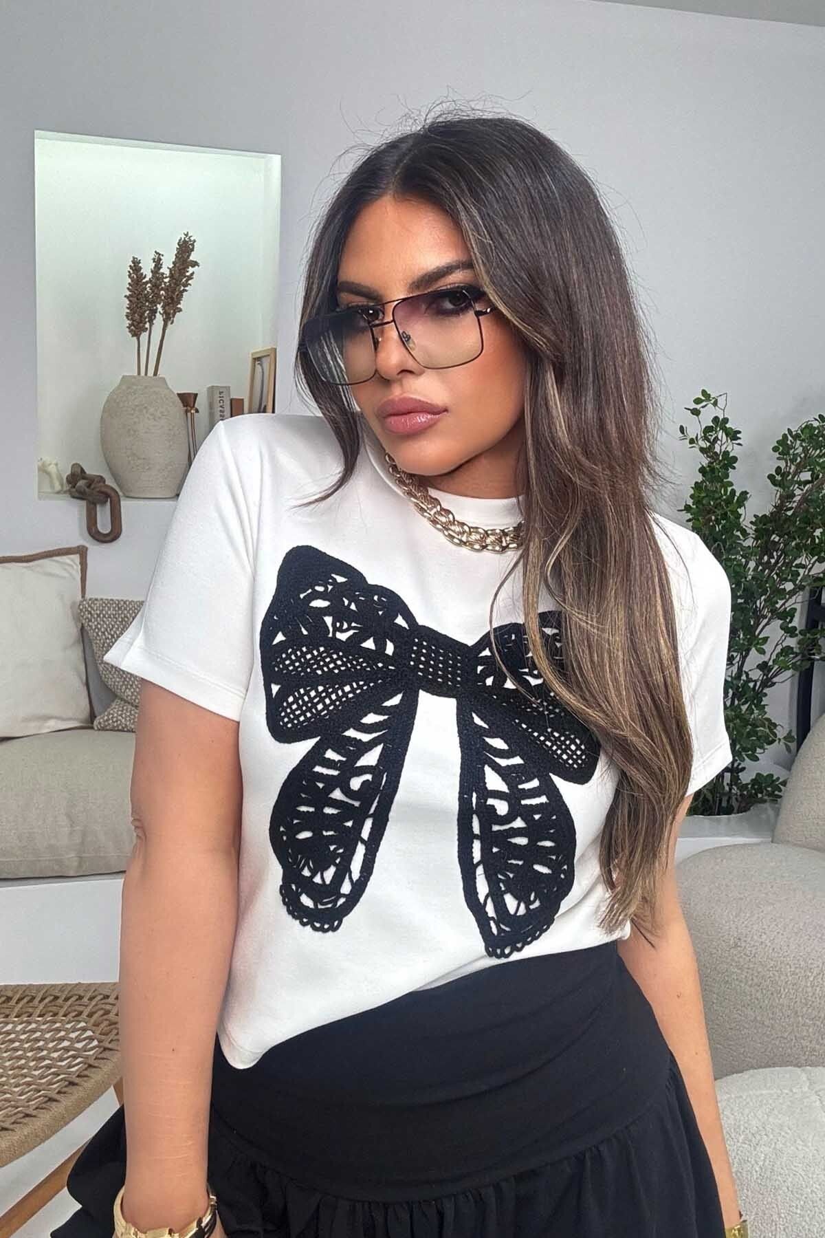 Sohotique By P Tığ İşi Fiyonk Aplikeli Modal Tshirt Ekru-Siyah