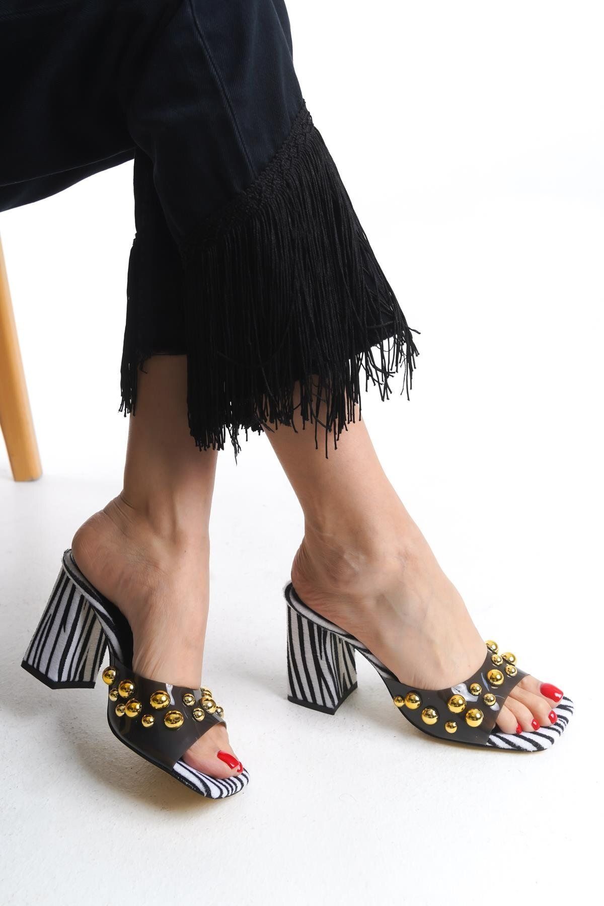VONJE LADY Beyaz Zebra Desen Şeffaf Bantlı Troklu Kadın Terlik