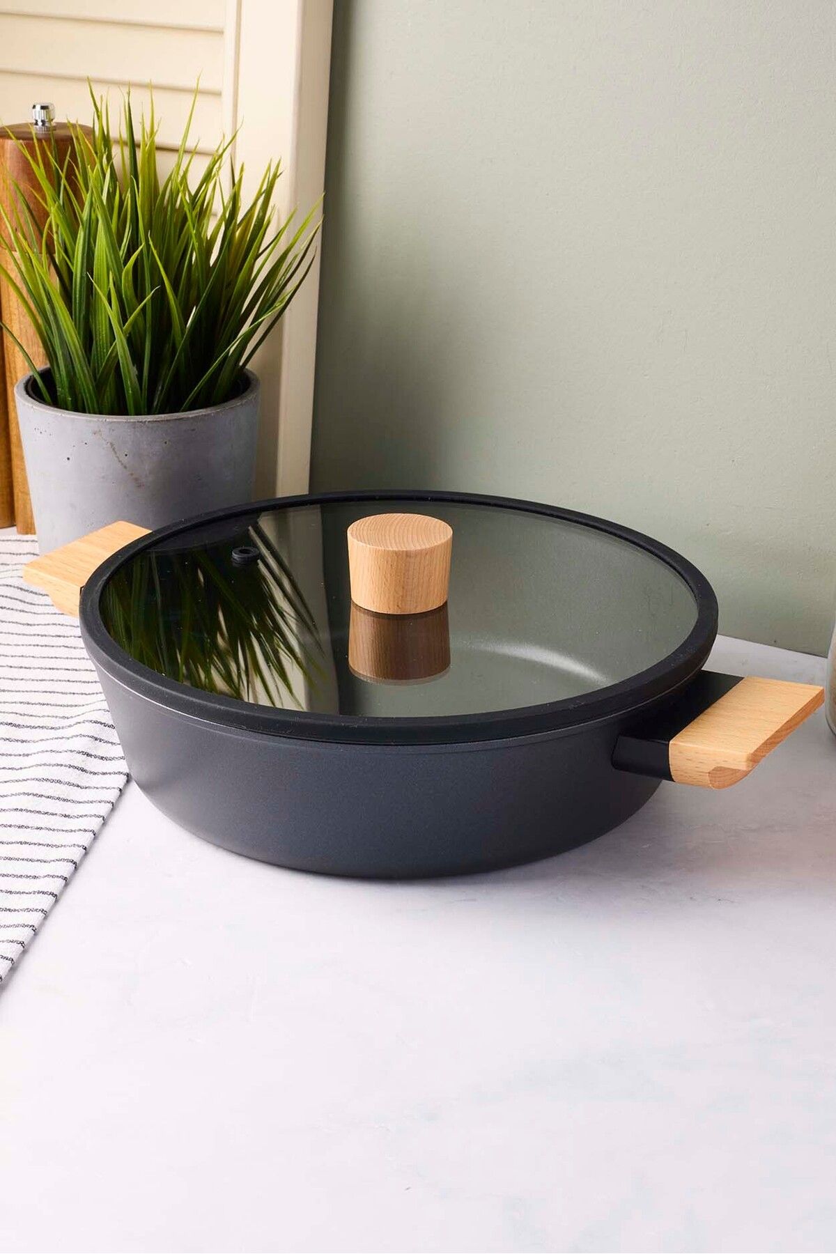 Perotti CookWood Black İndüksiyon Tabanlı Ahşap Kulplu Kapaklı Seramik Basık Tencere 24 cm