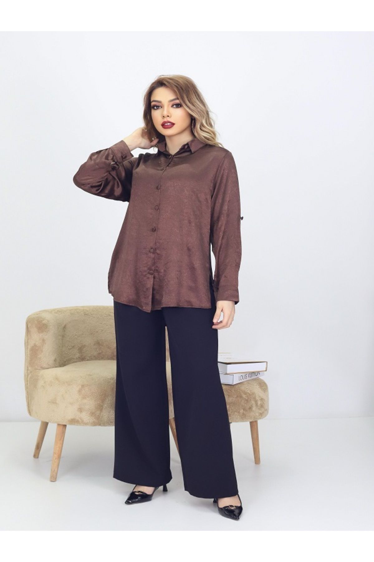 MODA KRAŞLI SATEN KUMAŞ KOL KATLAMALI YAN YIRTMAÇLI GÖMLEK