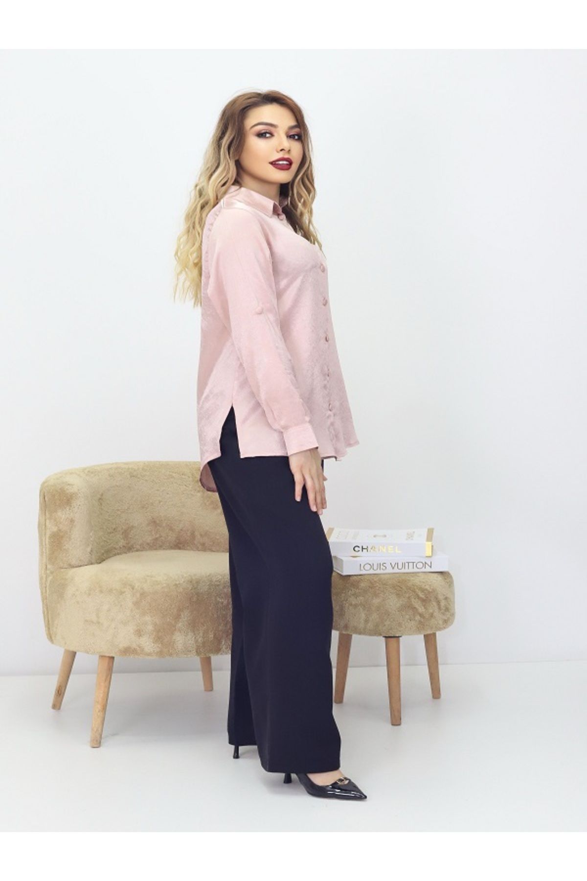 MODA KRAŞLI SATEN KUMAŞ KOL KATLAMALI YAN YIRTMAÇLI GÖMLEK
