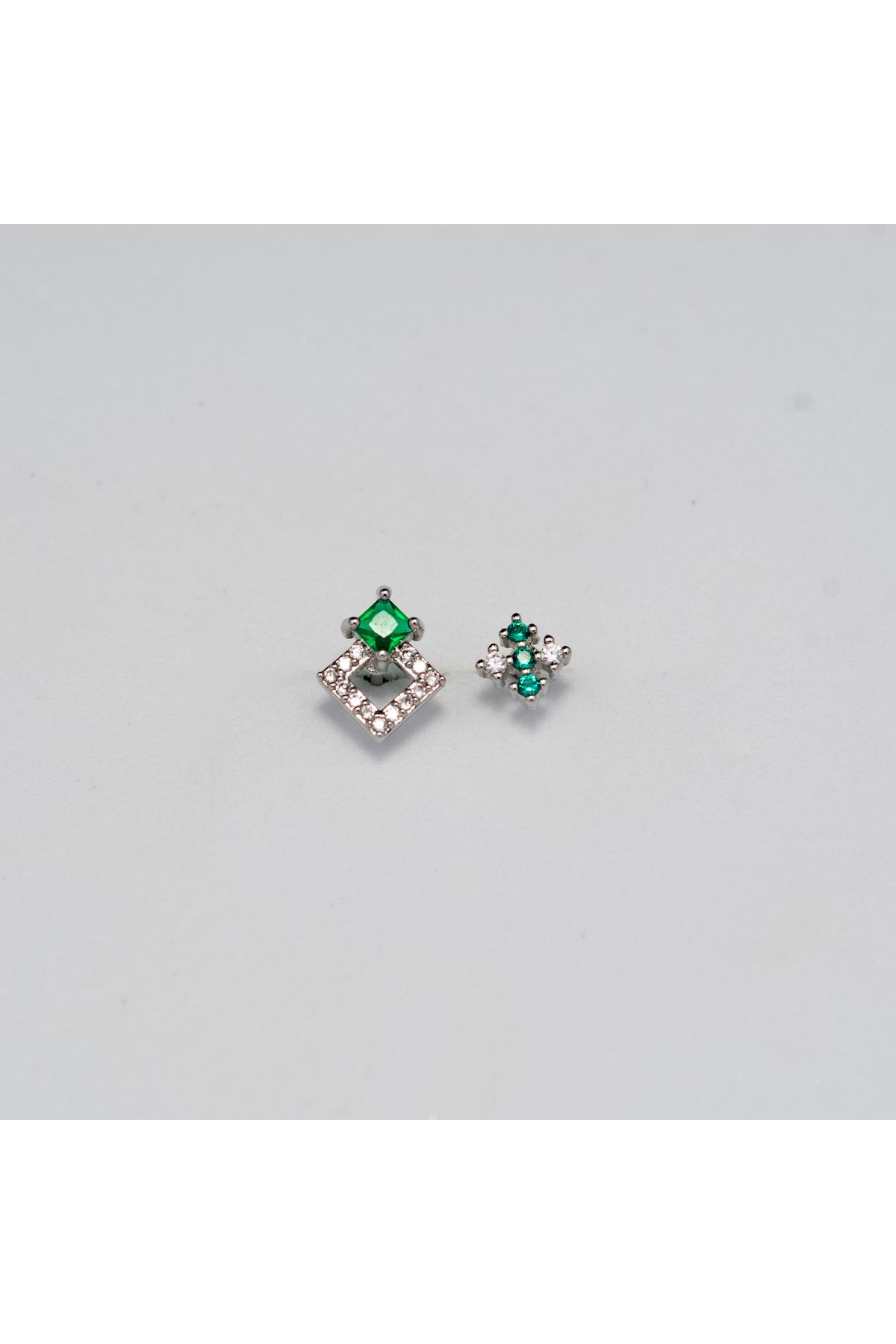 Piercing by Sever KOMBİN YEŞİL ŞEFFAF TAŞLI 2 MODEL ÇELİK PIERCING… GÜMÜŞ/SILVER RENKLİ (TARGUS HELIX CONCH FLAT)