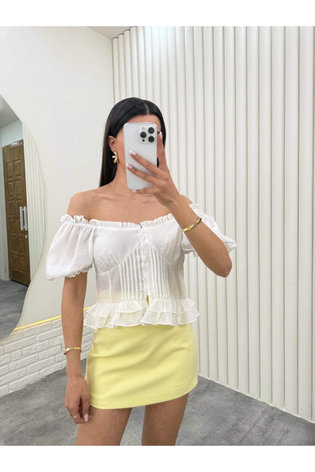 Gaus Beyaz Balon Kol Önü Düğmeli Fırfırlı Crop Bluz Gaus00279