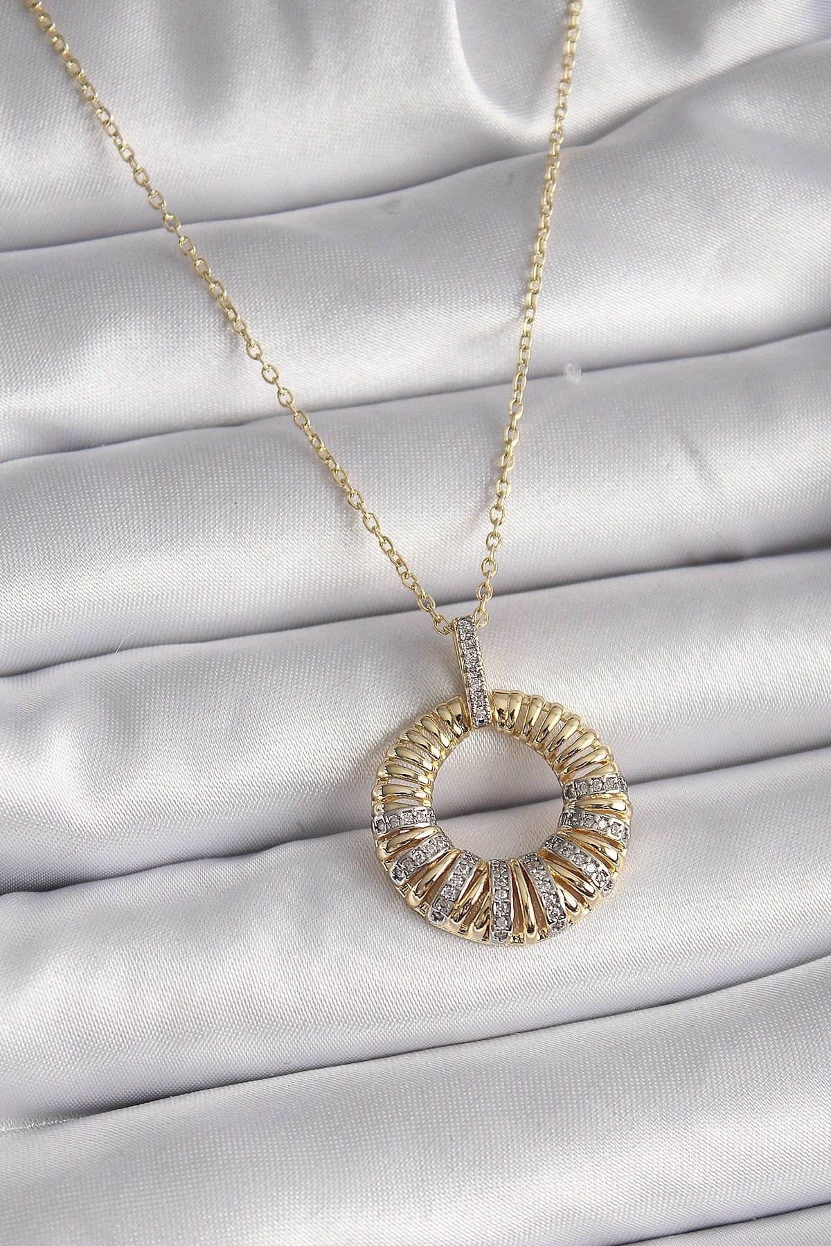 STOREMAX 316L Çelik Gold Renk Zincir Gümüş Zirkon Taşlı Daire Model Kadın Kolye