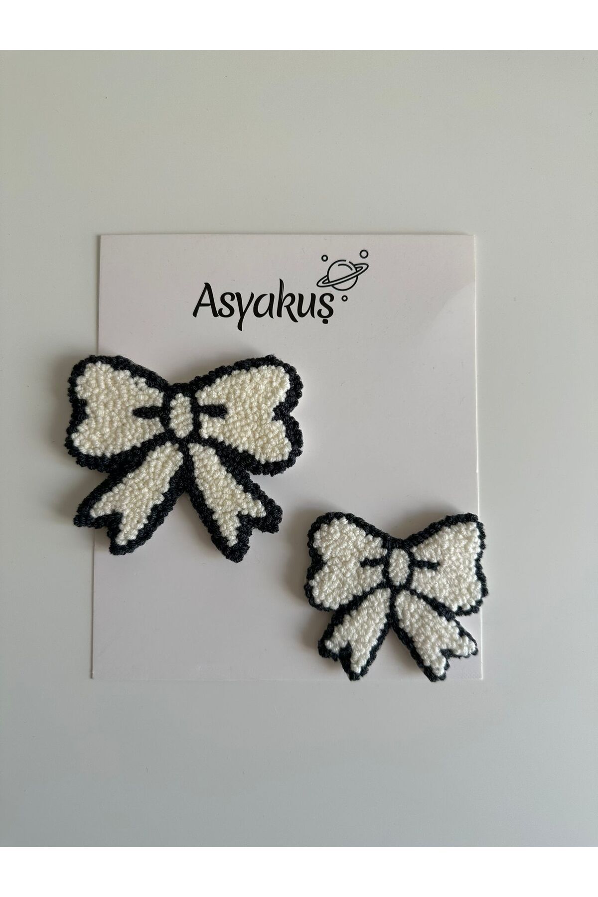 asyakuş Handmade Siyah Beyaz Fiyonk Desenli Anne Kız Punch Nakışı Toka