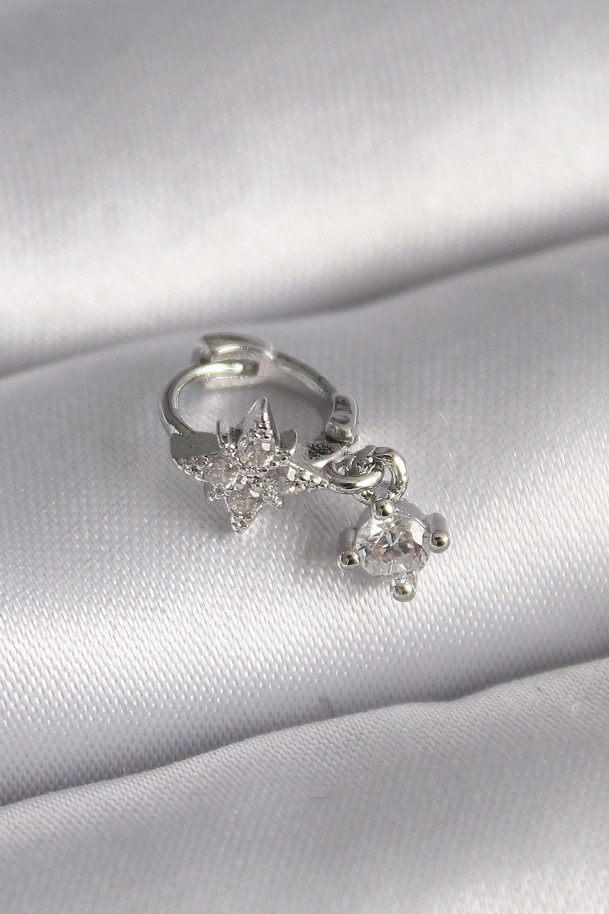 STOREMAX 316L Çelik Gümüş Renk Zirkon Taşlı Çiçek Model Sallantı Detay Tragus Piercing
