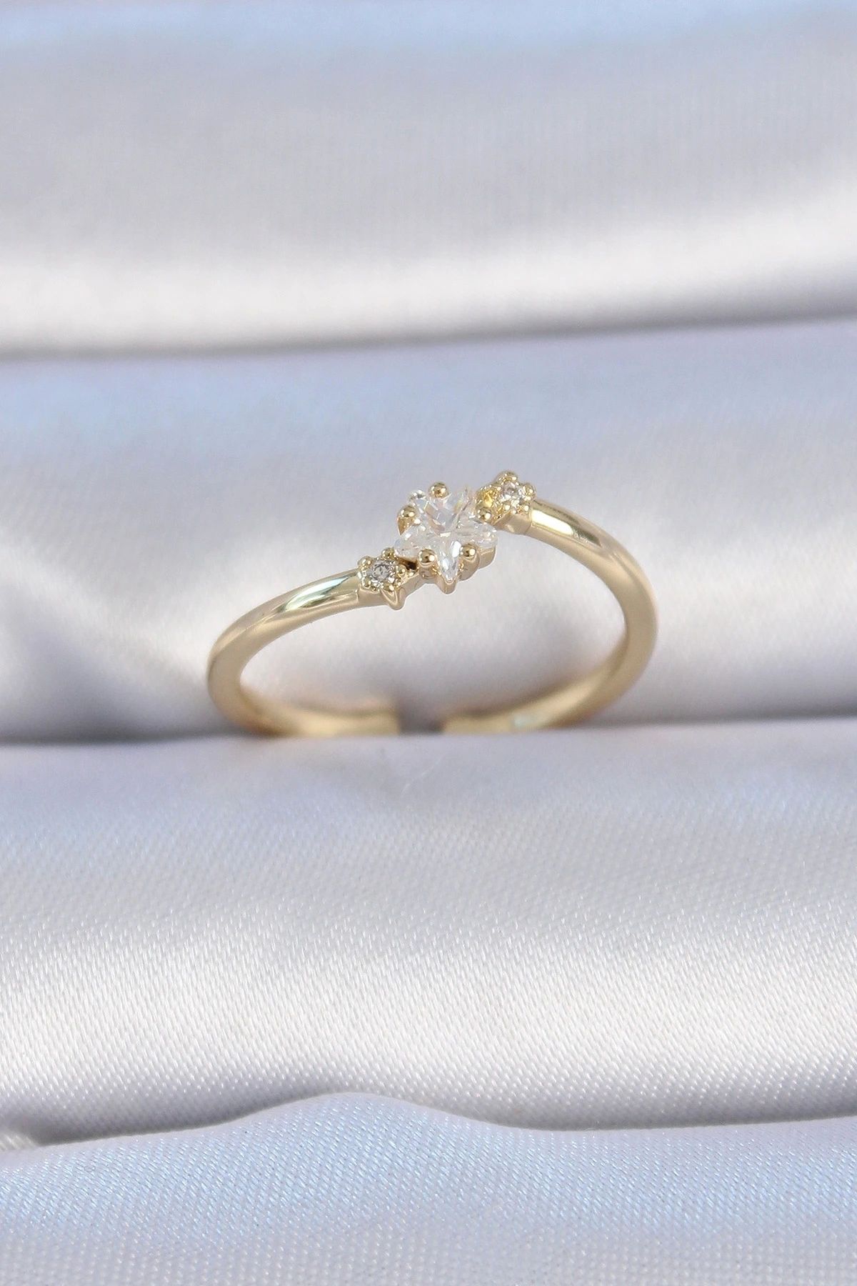 STOREMAX Pirinç Gold Renk Beyaz Çiçek Model Zirkon Taş Detay Kadın Yüzük