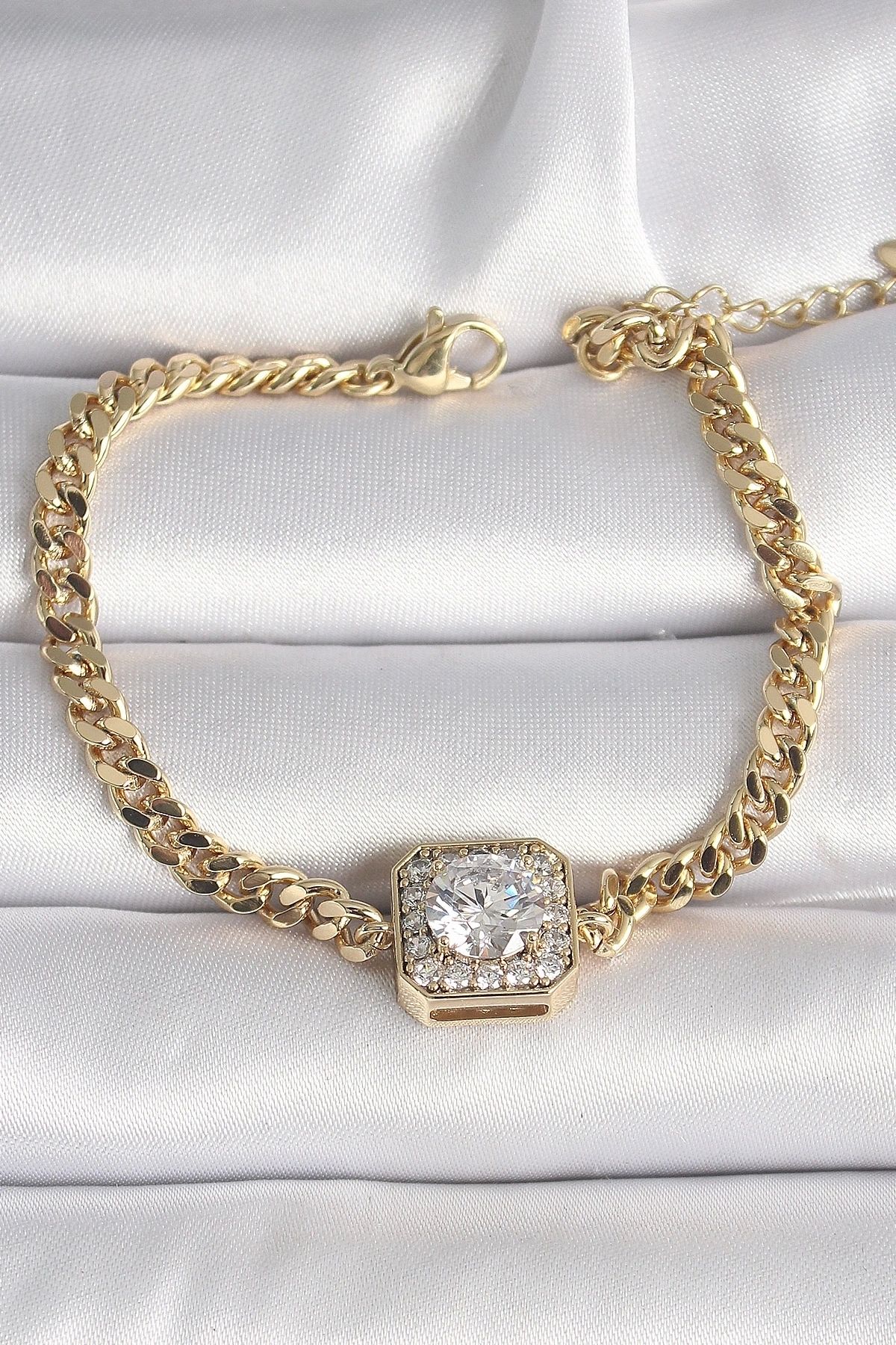 STOREMAX Pirinç Gold Renk Kare Zirkon Taşlı Xuping Exclusive VIP Seri Kadın Bileklik