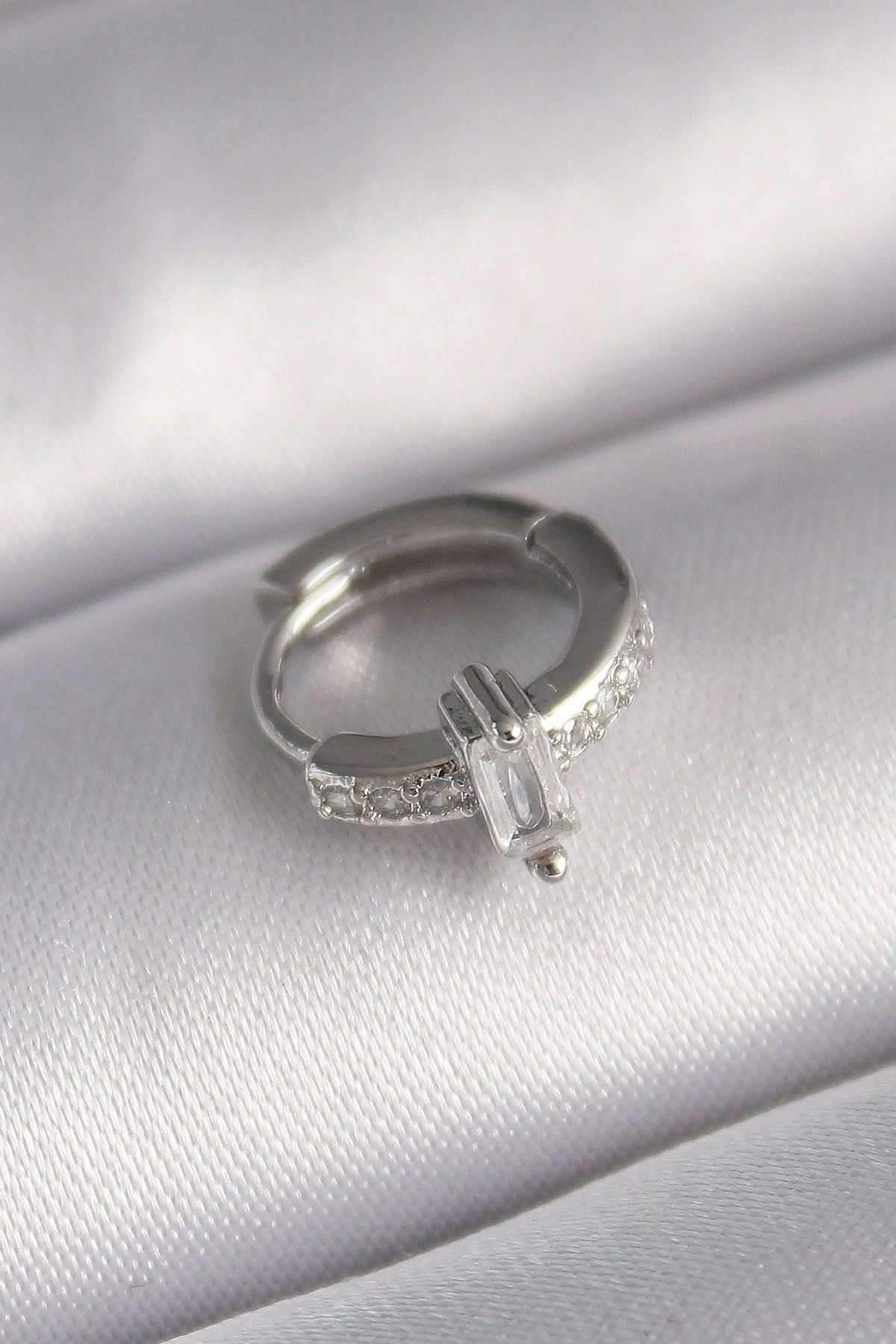 STOREMAX 316L Çelik Gümüş Renk Zirkon Taşlı Tragus Piercing