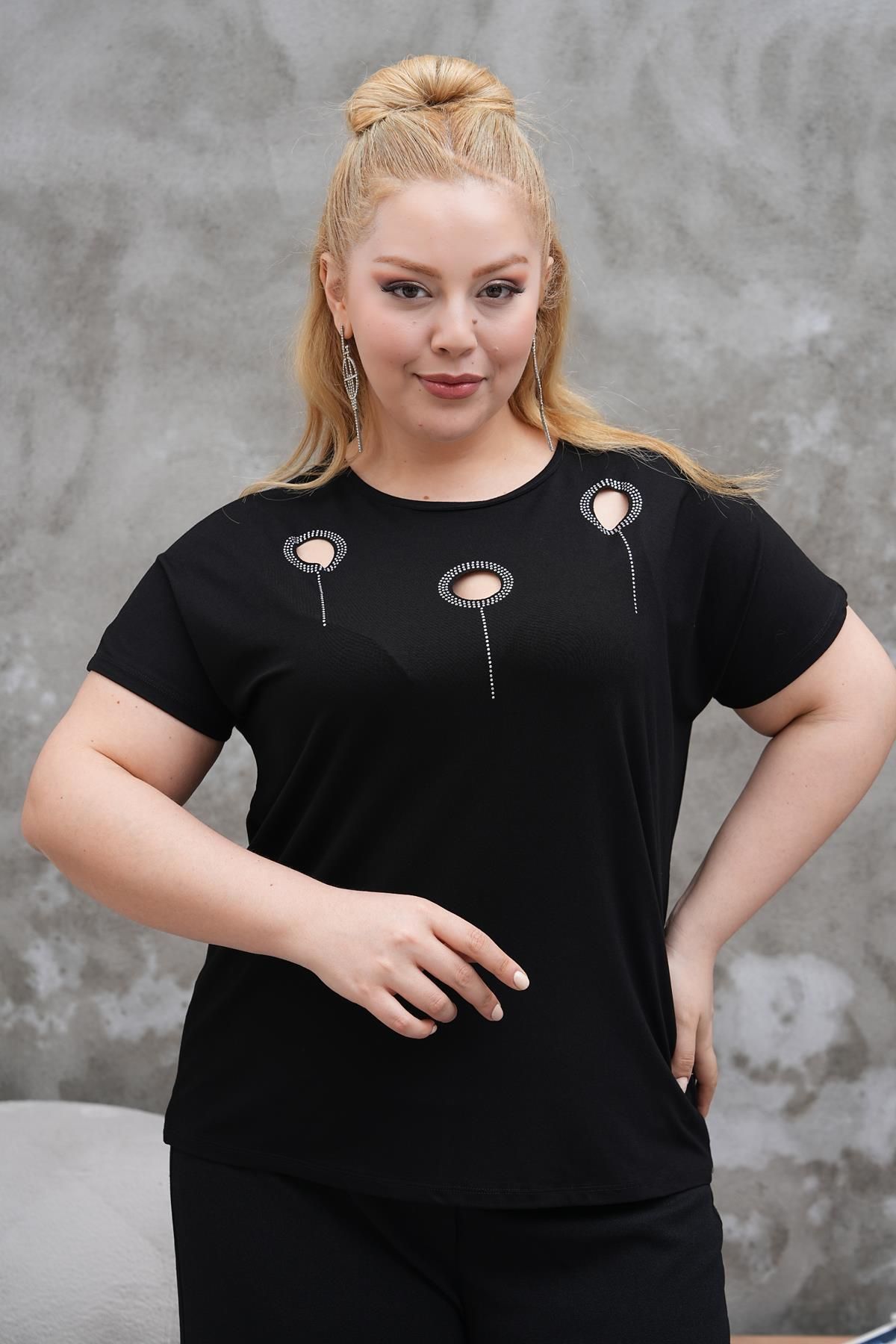 Siyezen Büyük Beden Yakası Yuvarlak Taş Detaylı Tshirt