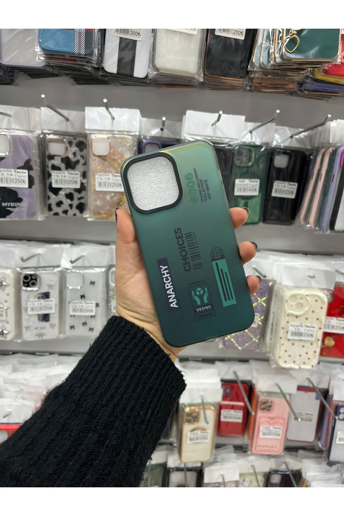 TECNOTREND Apple iPhone 14 Pro Max Parlayan Kabartmalı İkonik Figürlü Amas Silikon Kapak