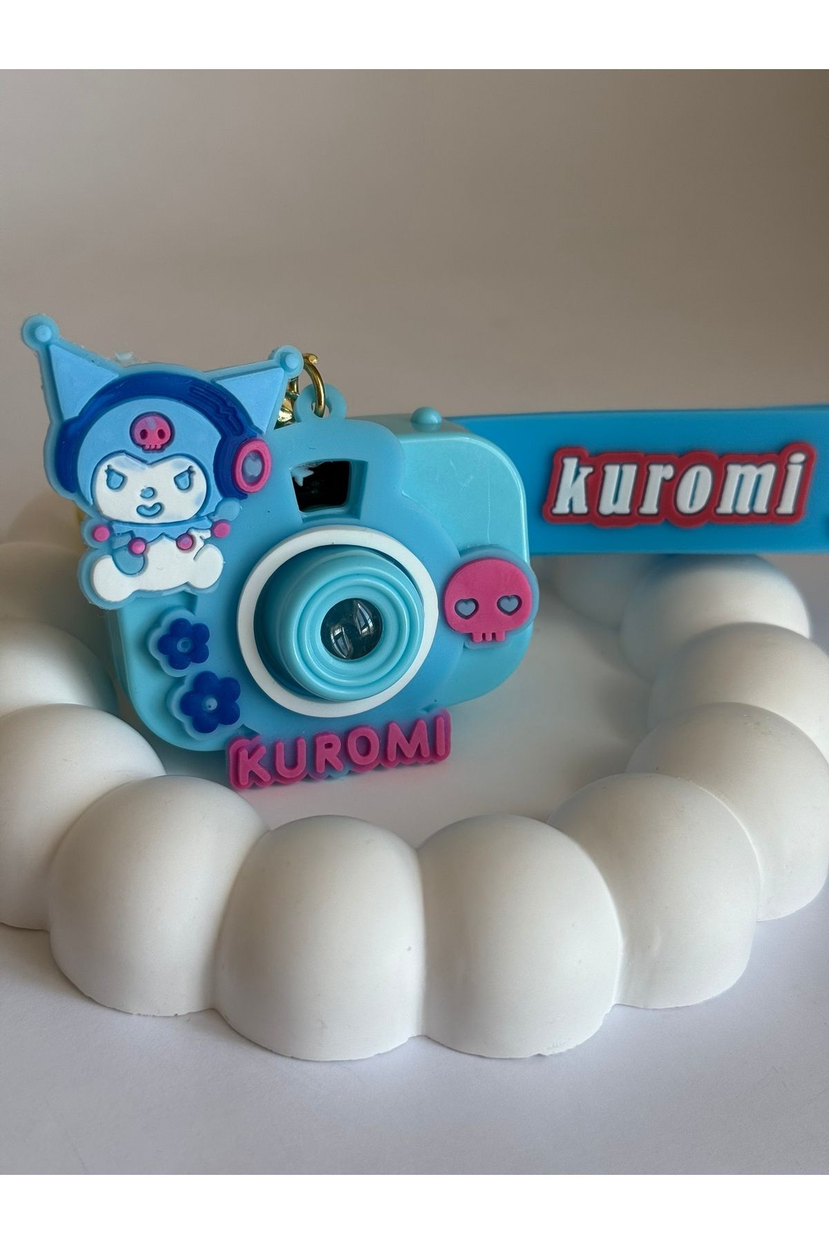 PileaD KUROMİ FOTOĞRAF MAKİNESİ DUVARA YANSITMALI ANAHTARLIK ÇANTA SÜSÜ