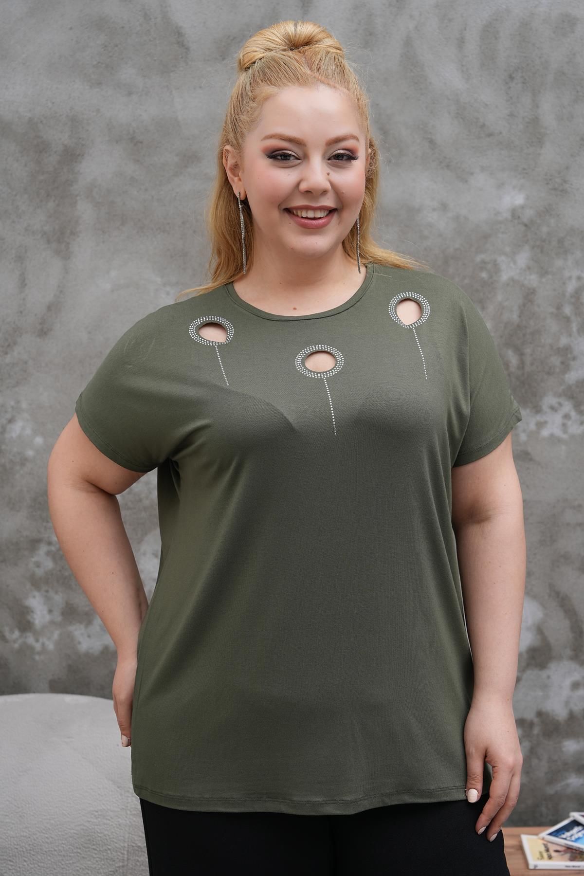 Siyezen Büyük Beden Yakası Yuvarlak Taş Detaylı Tshirt