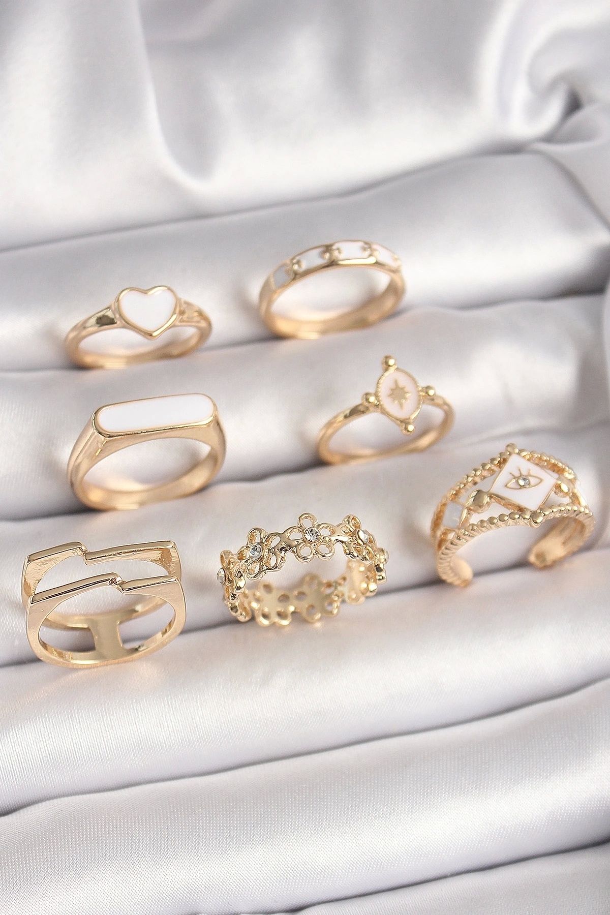 STOREMAX Pirinç Gold Renk Beyaz Mineli Kalp Zirkon Taşlı Çiçek Detay Kadın Yüzük Kombini