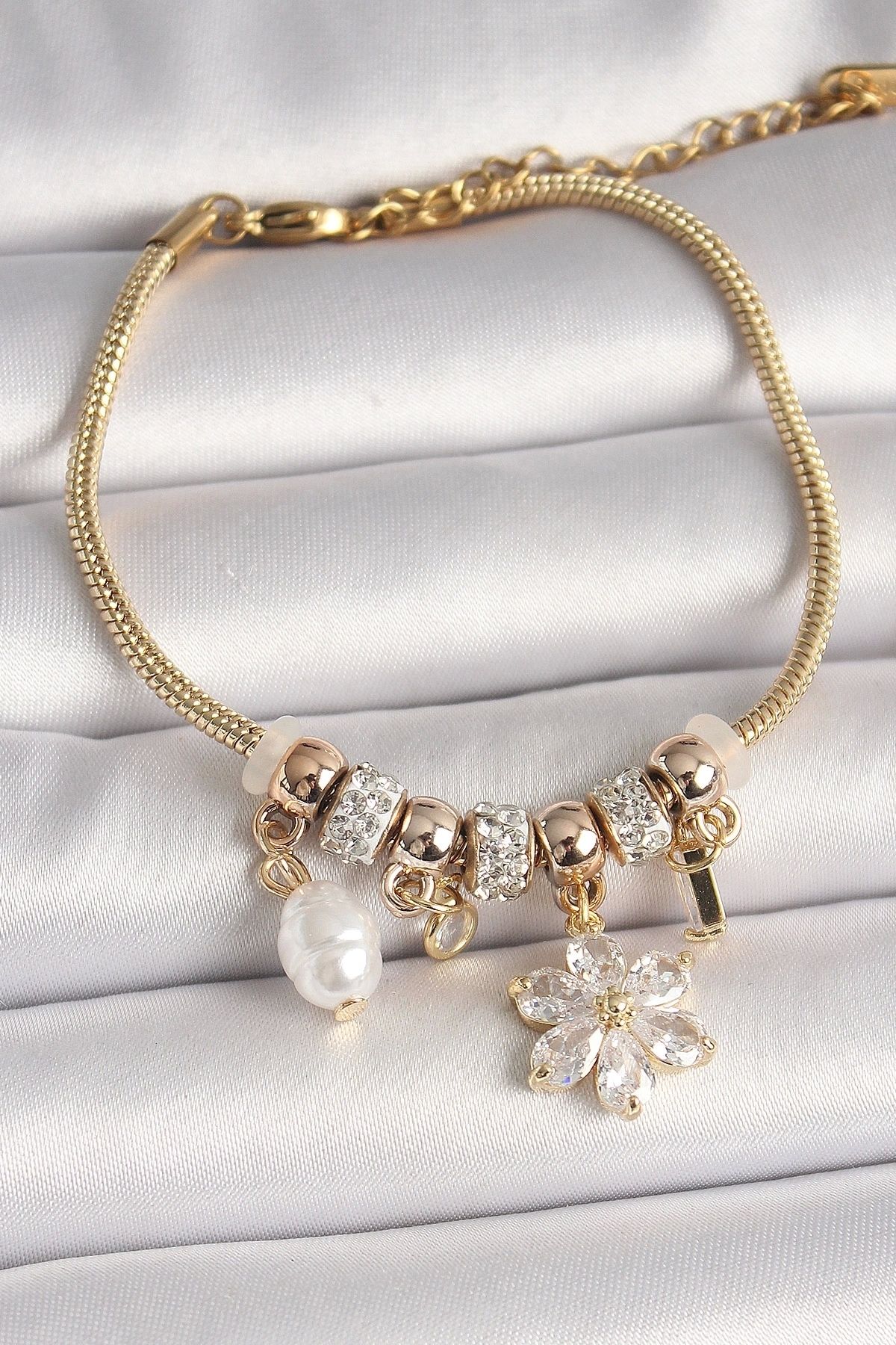 STOREMAX Pirinç Gold Renk Sallantı Zirkon Taşlı Çiçek Model İnci Detay Charm Kadın Bileklik